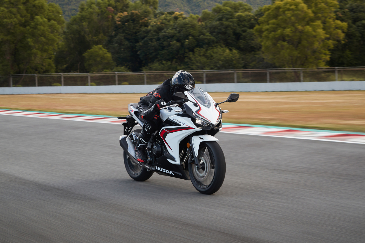 本田一款经典造型中排仿赛,cbr400r的到来,禀赋赛道骑行