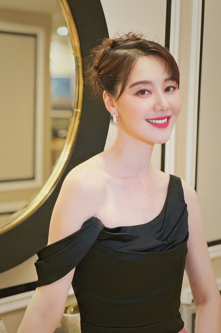 若留在央视,王冠的路可能比现在走得更顺利一些吧!#主持人王冠