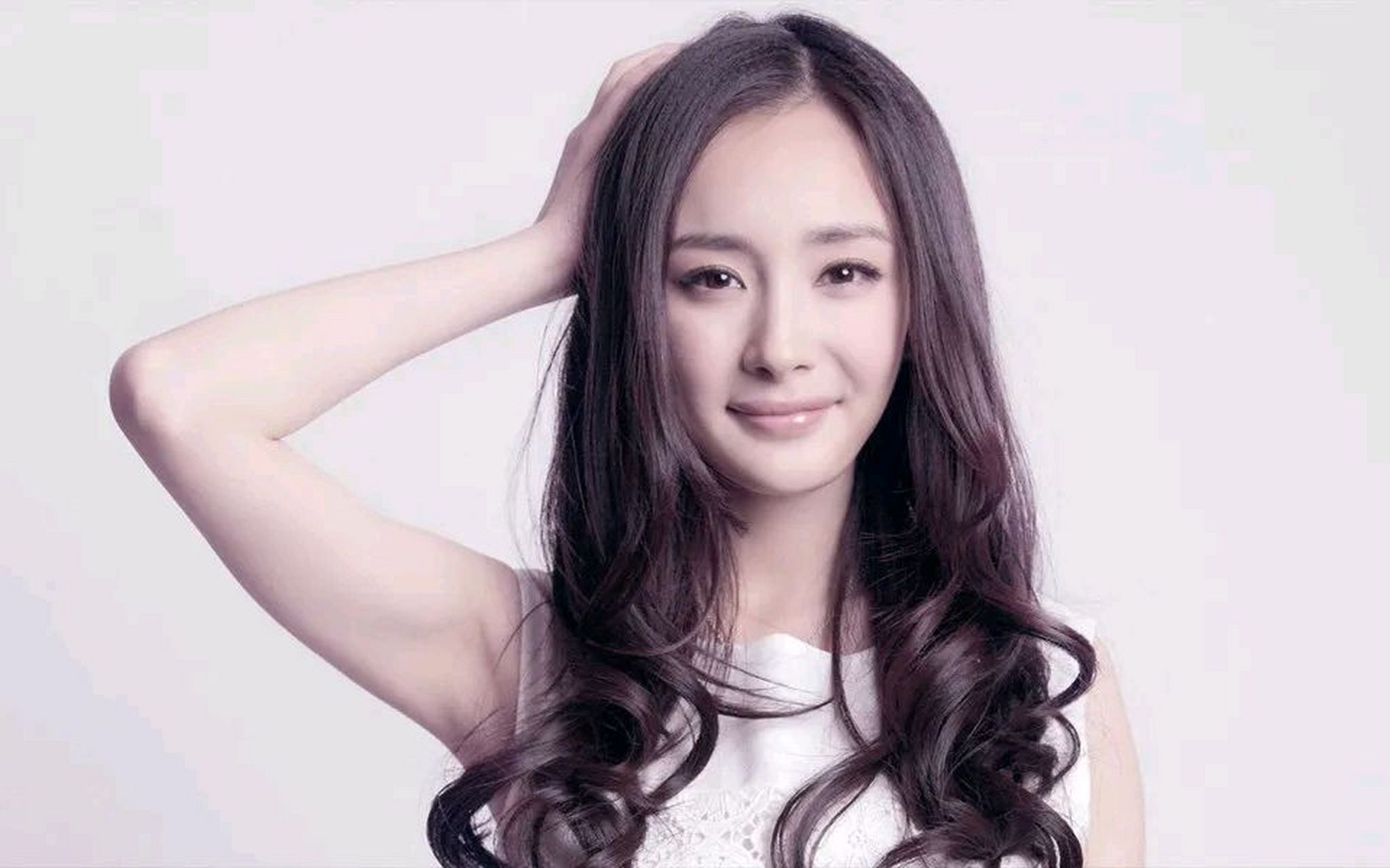 前一段时间,杨幂和大佬们私下聚餐的照片被曝光,照片中杨幂坐在一群