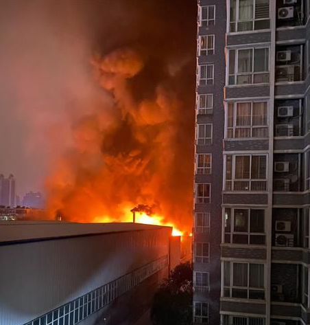 西安丈八路美立方小区旁汽修厂半夜起火爆炸,现场情况如何?
