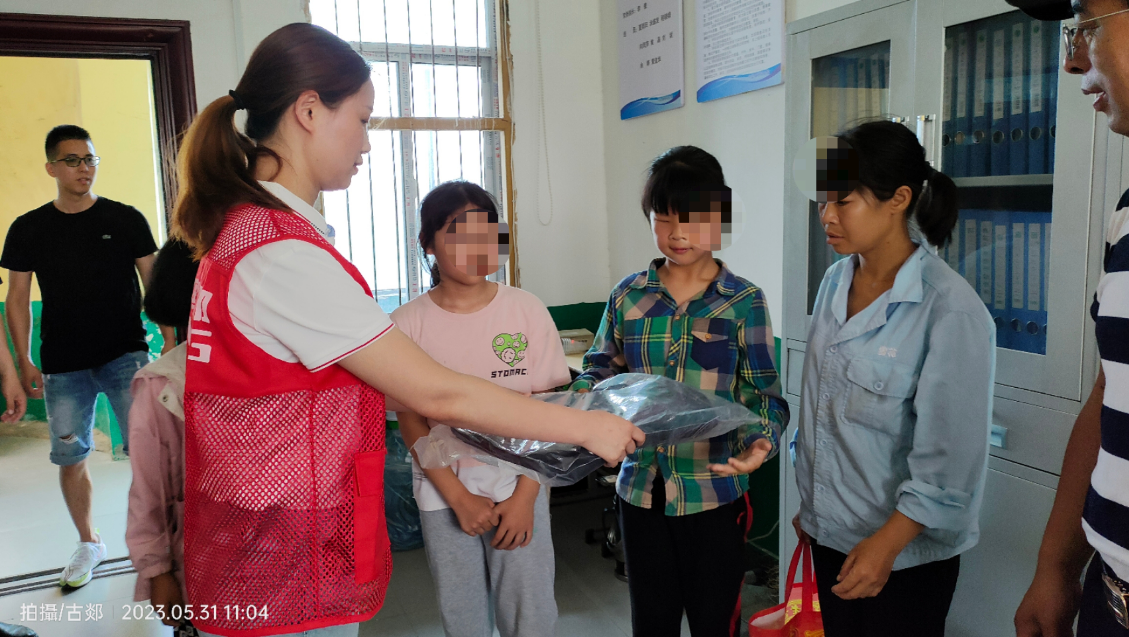 监利市蒲公英爱心助学走进分盐镇桃花小学