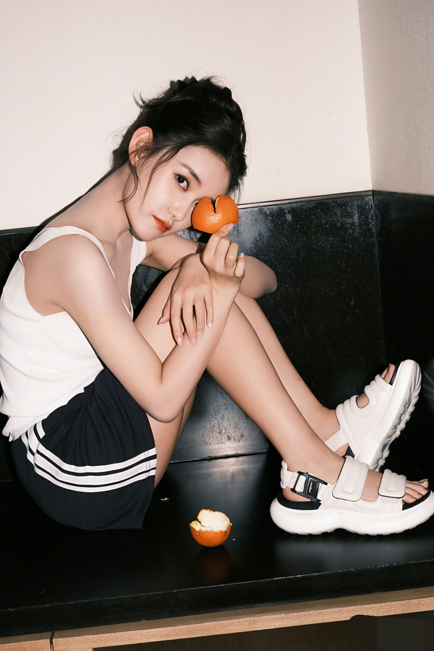 蒋依依的笑容真的是非常的灿烂呀,尤其是这样简单的白色背心搭配上