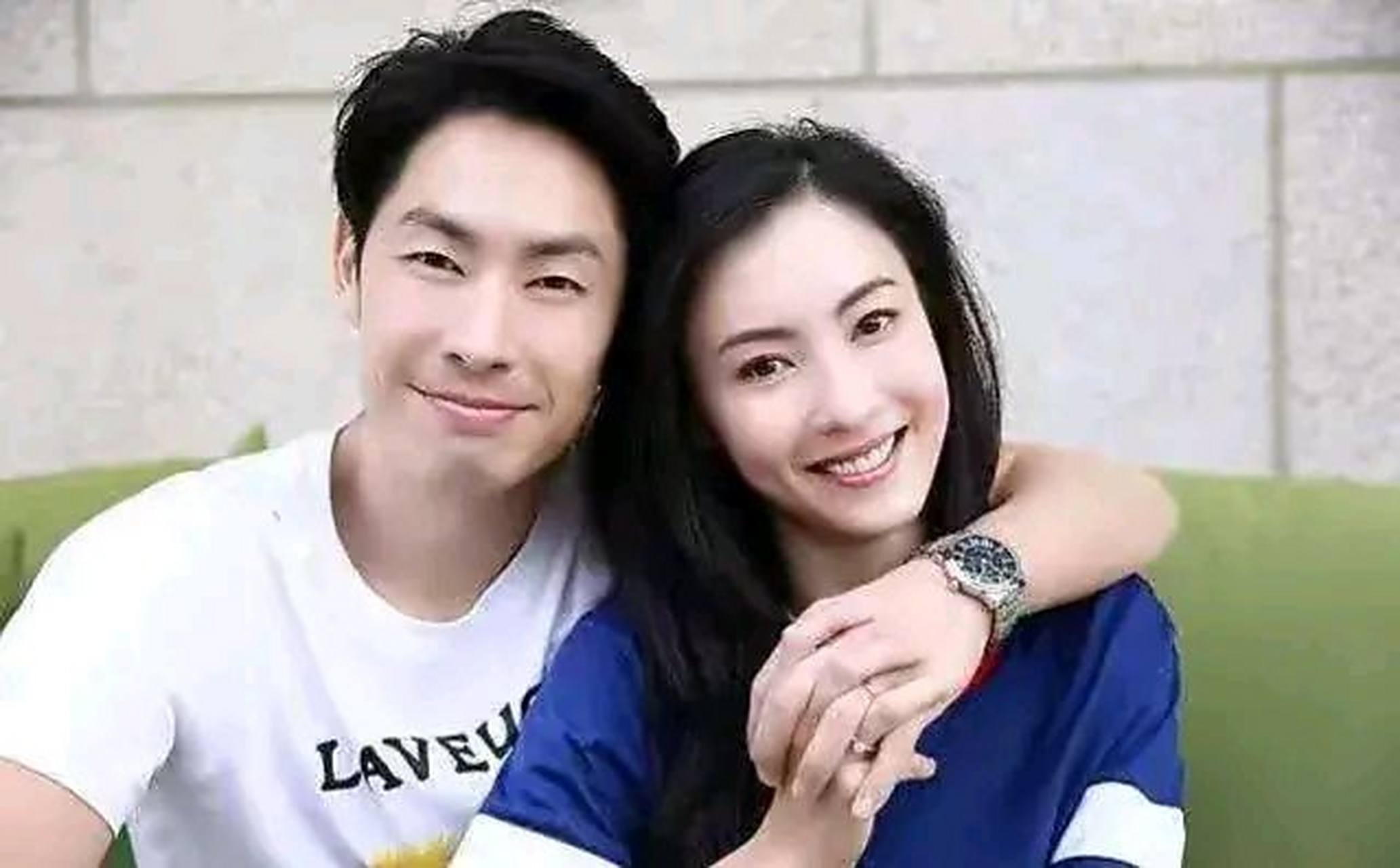 在2003年,陈小春竟然与张柏芝一同出现在曼谷海边,他们被人拍到,只见