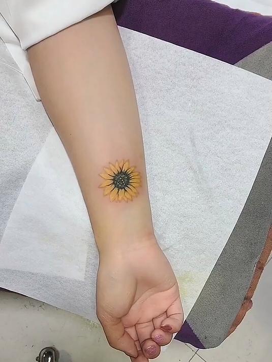 小清新向日葵纹身,实在是太逼真了,真的是喜欢