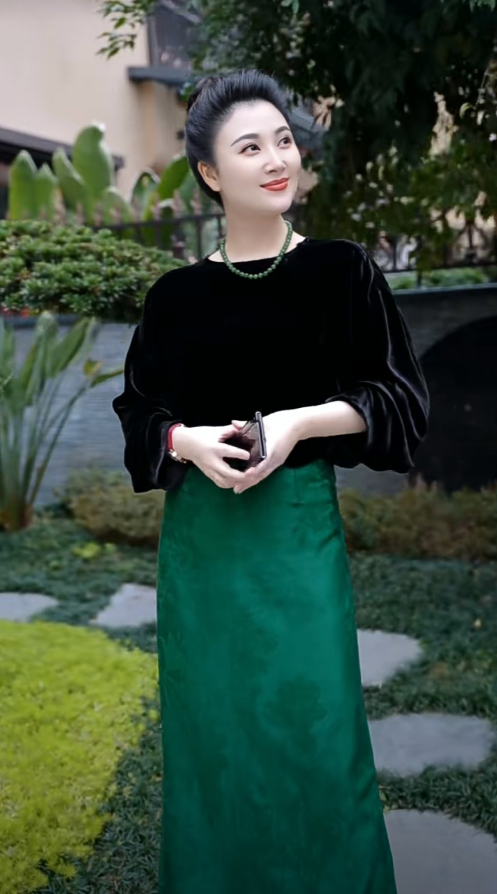 气质美女# 成熟风韵老板娘系列之新中式国风黑色缎面连衣裙,穿出高贵