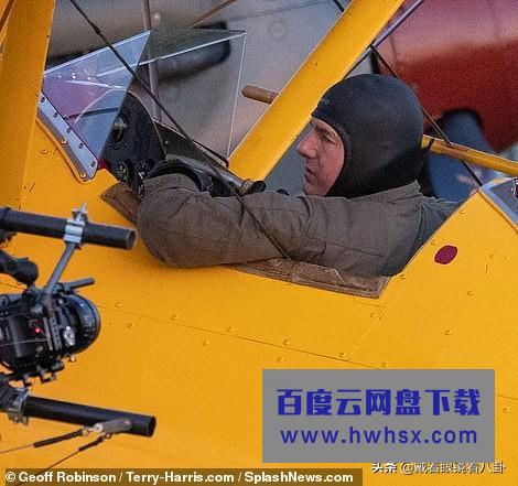 《碟中谍8》开拍，59岁阿汤哥倒挂飞机机翼，高难度动作拒用替身