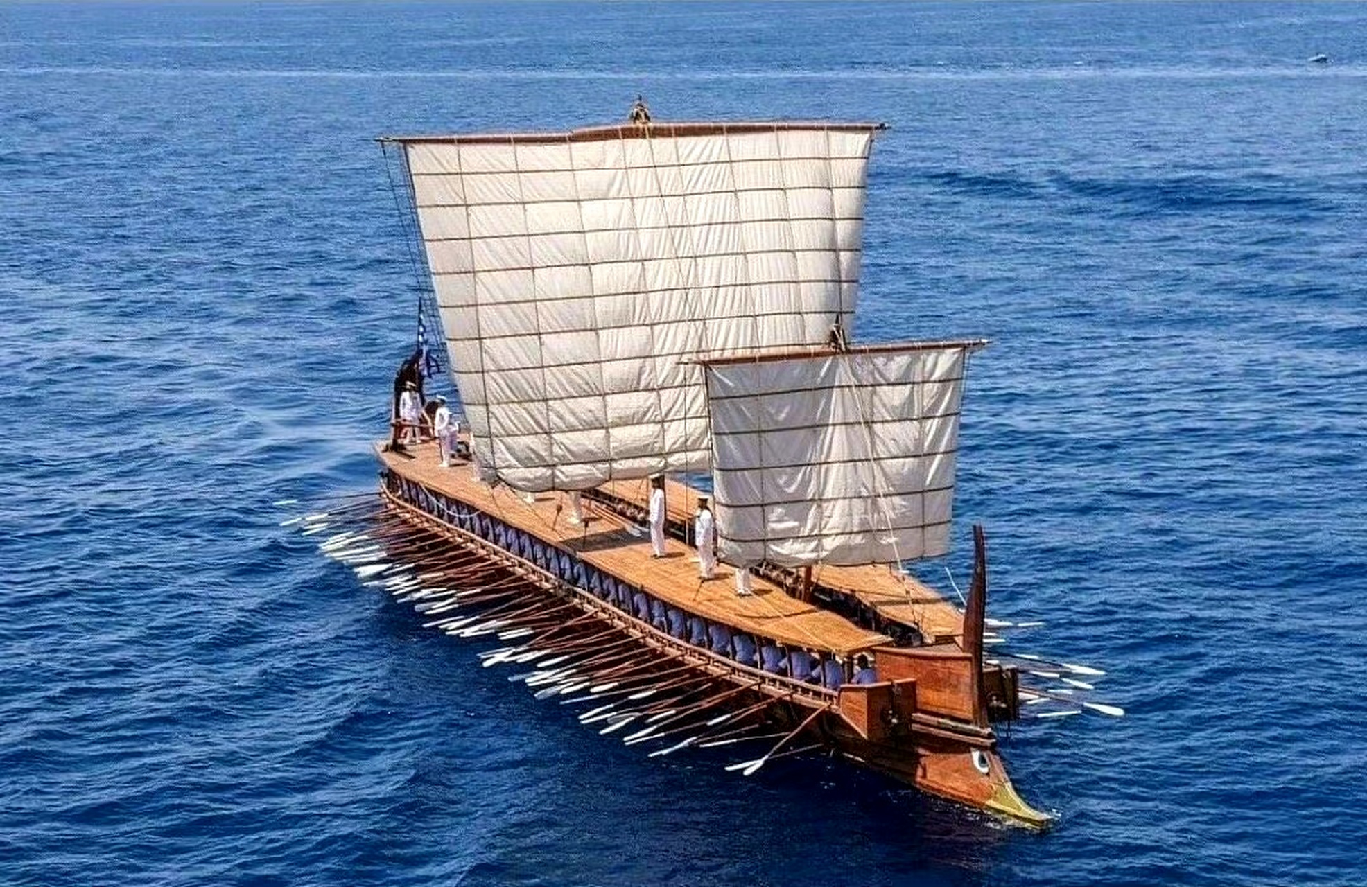 该船于1985年开始建造,1987年完成下水.船长36.9米,宽5.5米,吃水深1