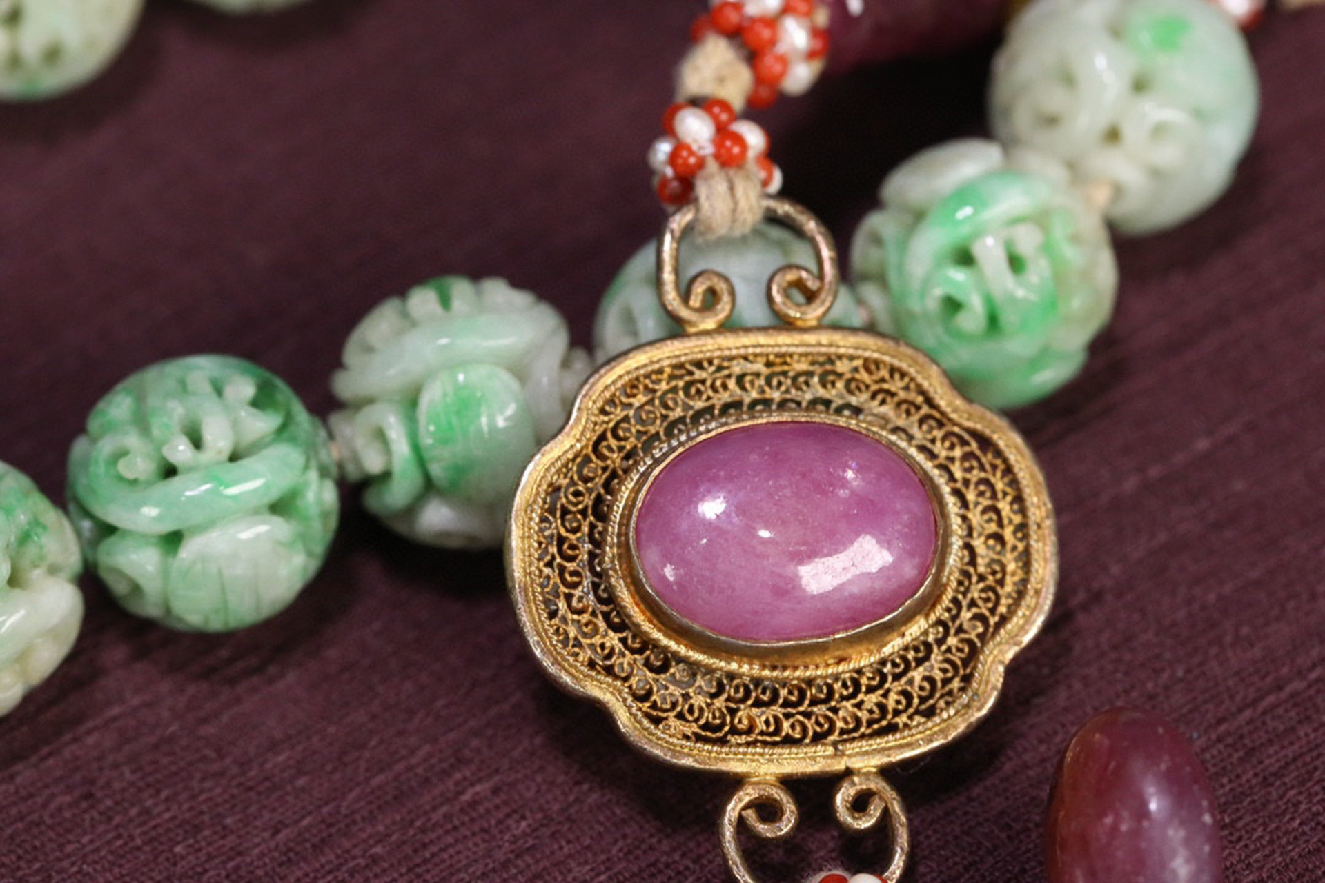 晚清 宫廷 老翡翠镂空团寿纹十八子手持.尺寸1.4厘米,重94克