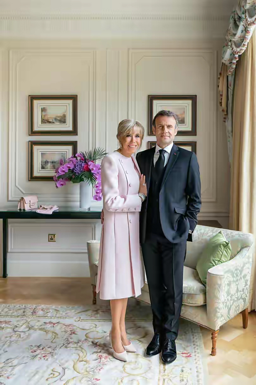 法国总统马克龙和夫人布里吉特最新合影曝光,两人越来越像同龄人了!