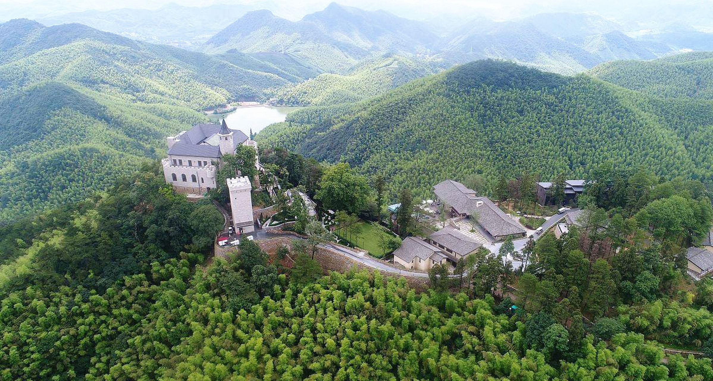 德清县莫干山镇的溪源山庄,是一个充满自然之美与人文之韵的度假胜地.