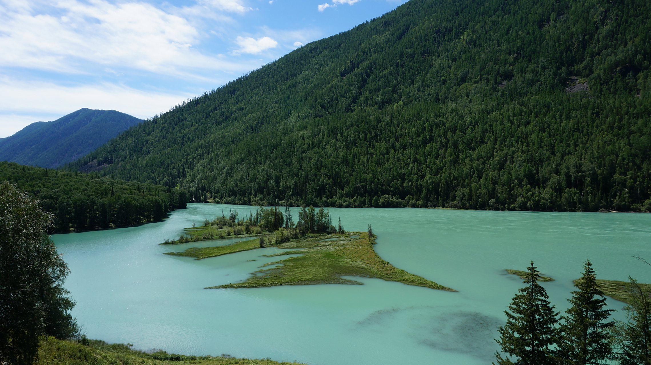 喀纳斯湖卧龙湾 卧龙湾位于新疆阿勒泰地区布尔津县喀纳斯景区,在河湾