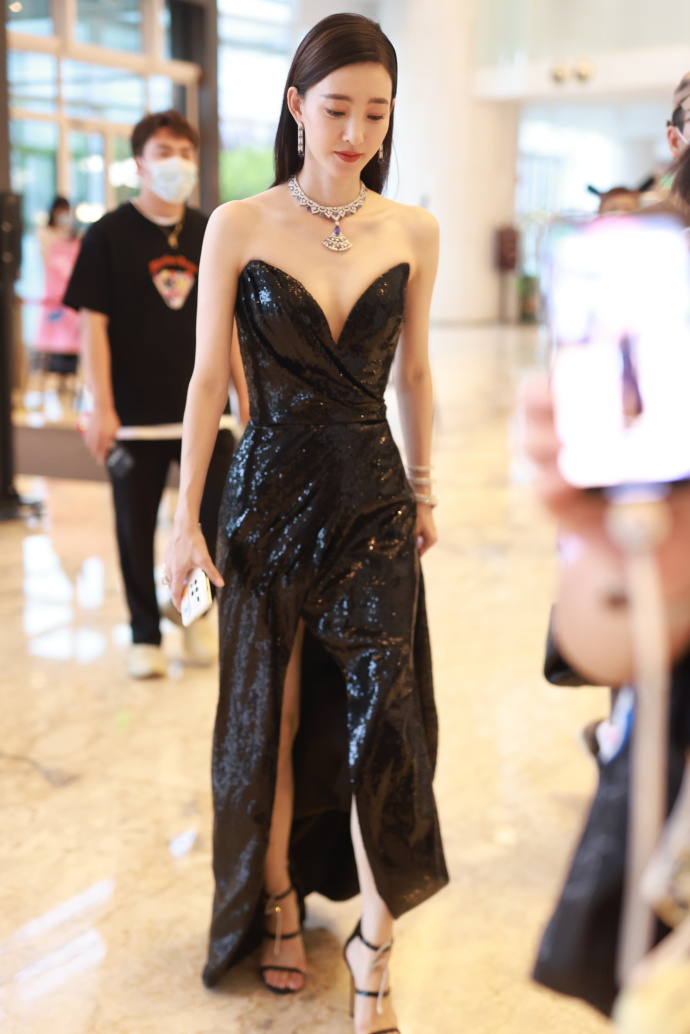 王丽坤散发迷人魅力,黑色低胸连衣裙展现性感魅力