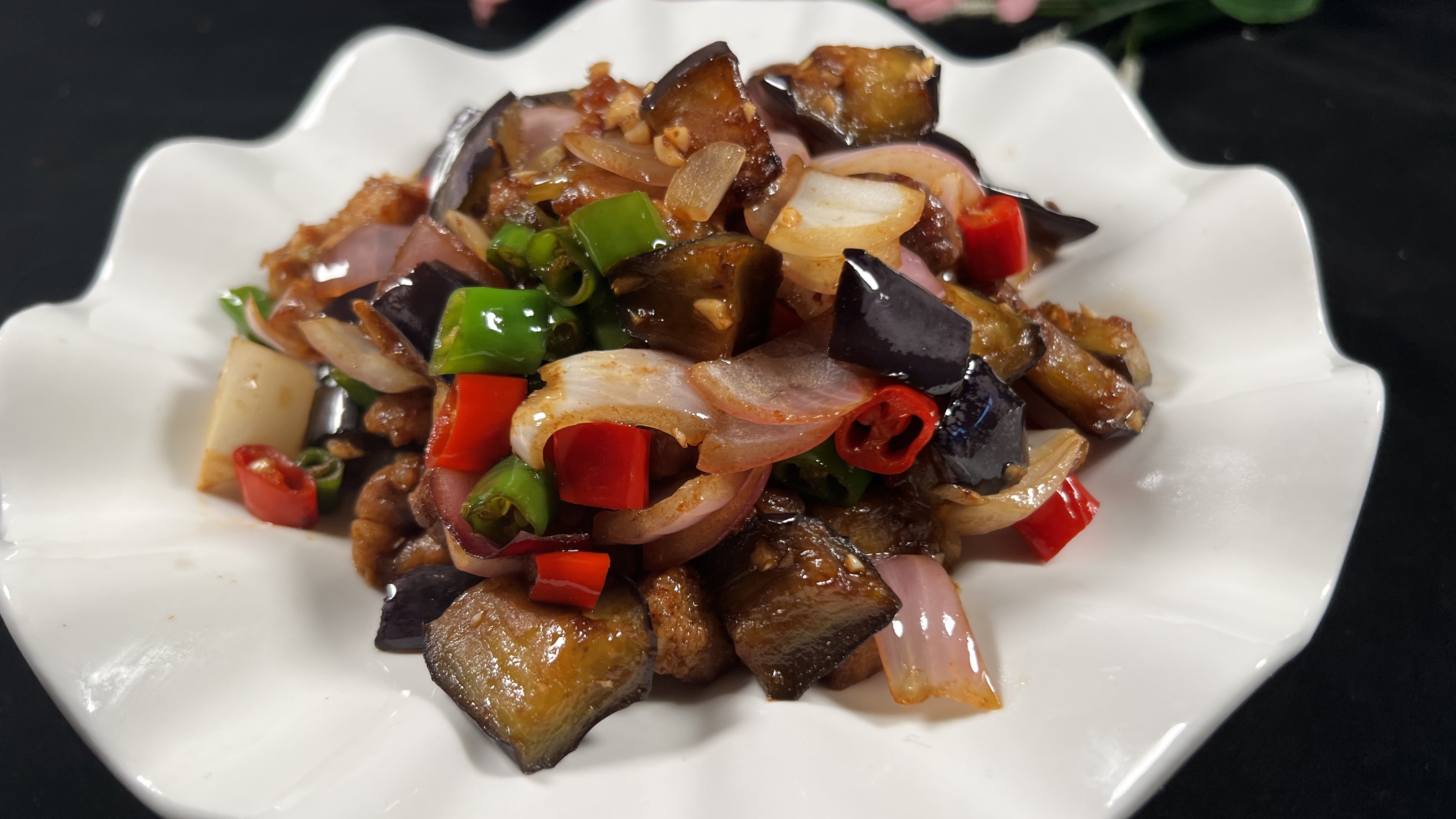 这样做的小炒茄丁好吃下饭又简单,最主要是不不过油,健康又美味
