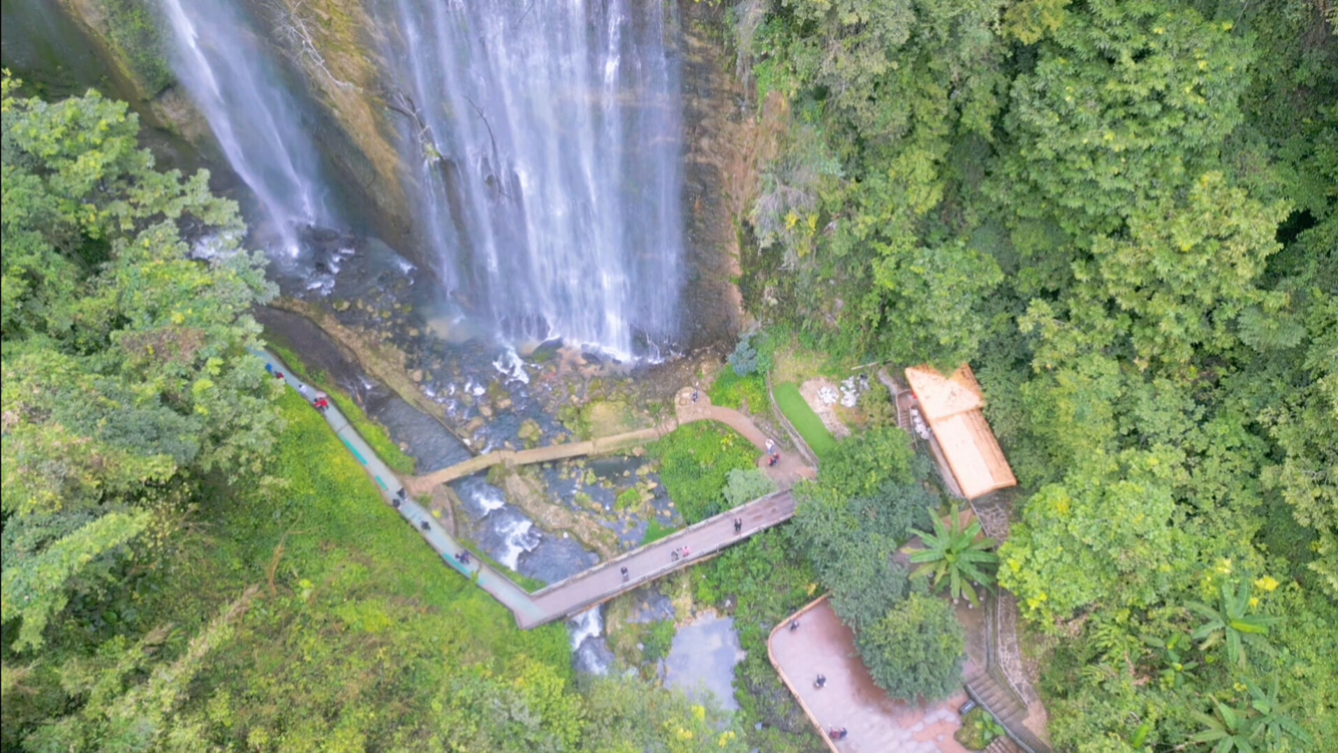 靖西市古龙山大峡谷景区,是一个集瀑布,溶洞,暗河的神奇大峡谷