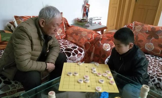 外公每天都陪著孫女下棋,孩子在學校裡表現的很好,成績穩居前三