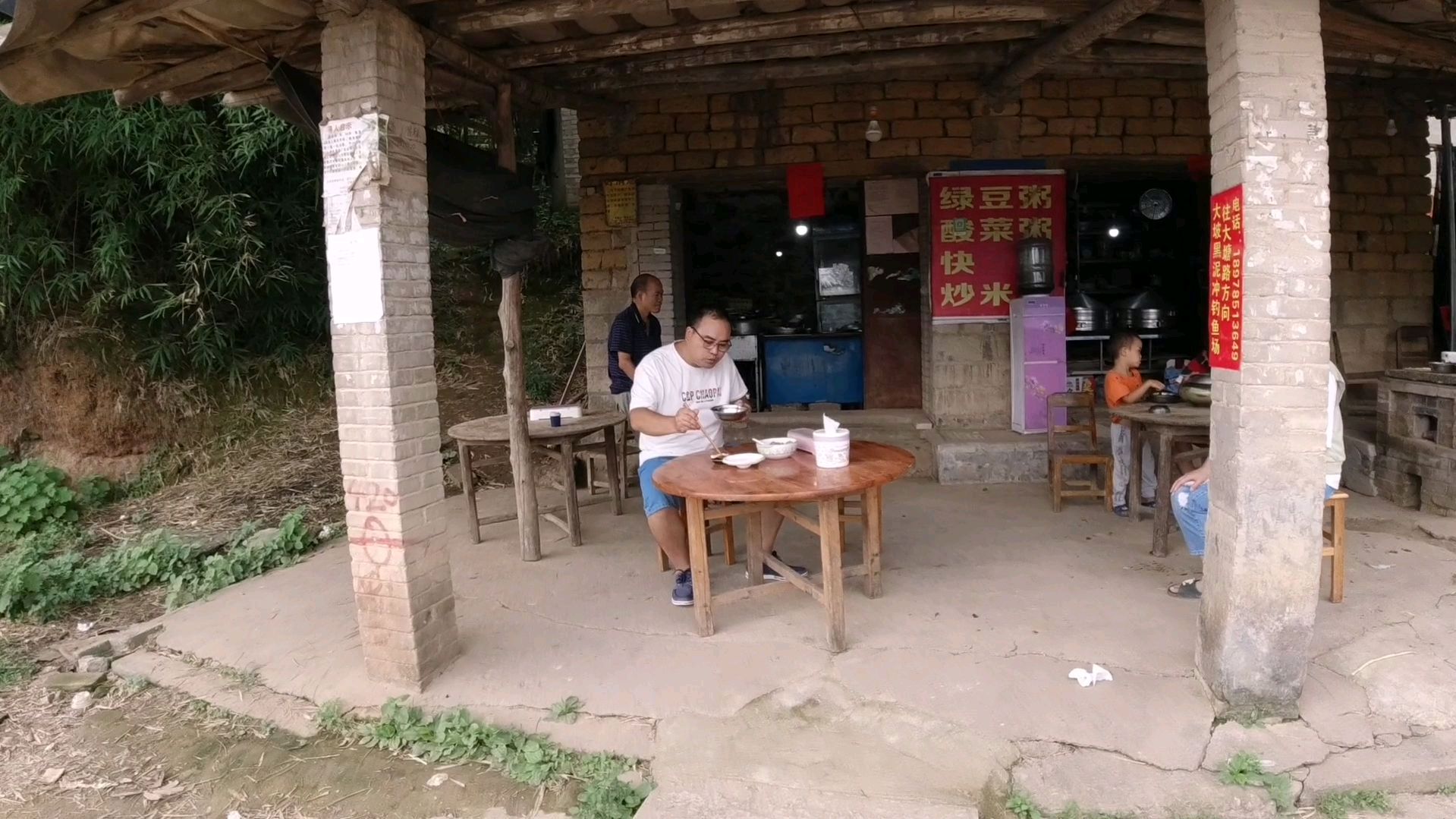 广西30年的路边摊,只要十块钱你就随便能吃饱,方便路人