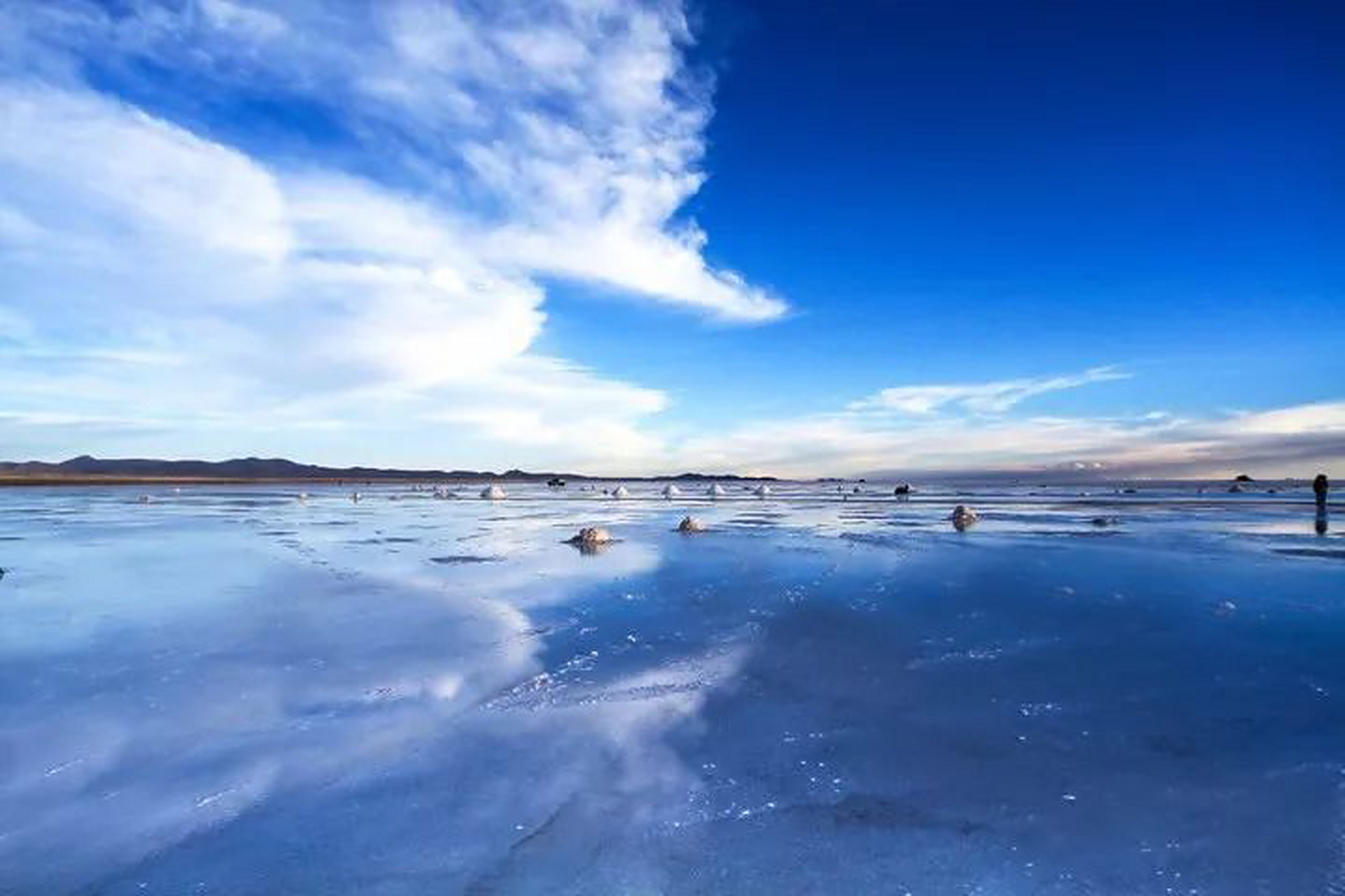 玻利维亚的一个名为乌尤尼盐沼的旅游景点.