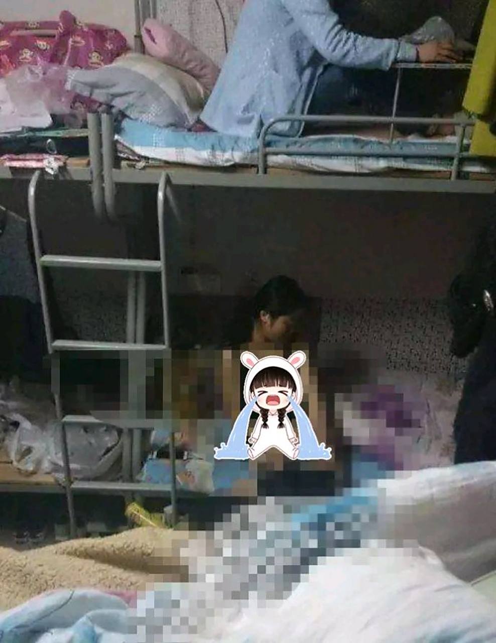 女大学生因无力偿还"洛带",被债主要挟偷拍宿舍内闺蜜们换衣服的场景
