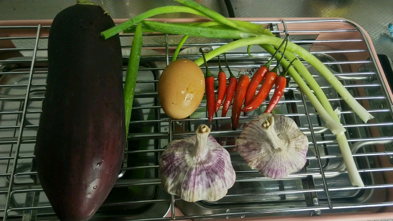 小伙用茄子做一个温泉包蛋,做法简单又好吃,吃一口就停不下来