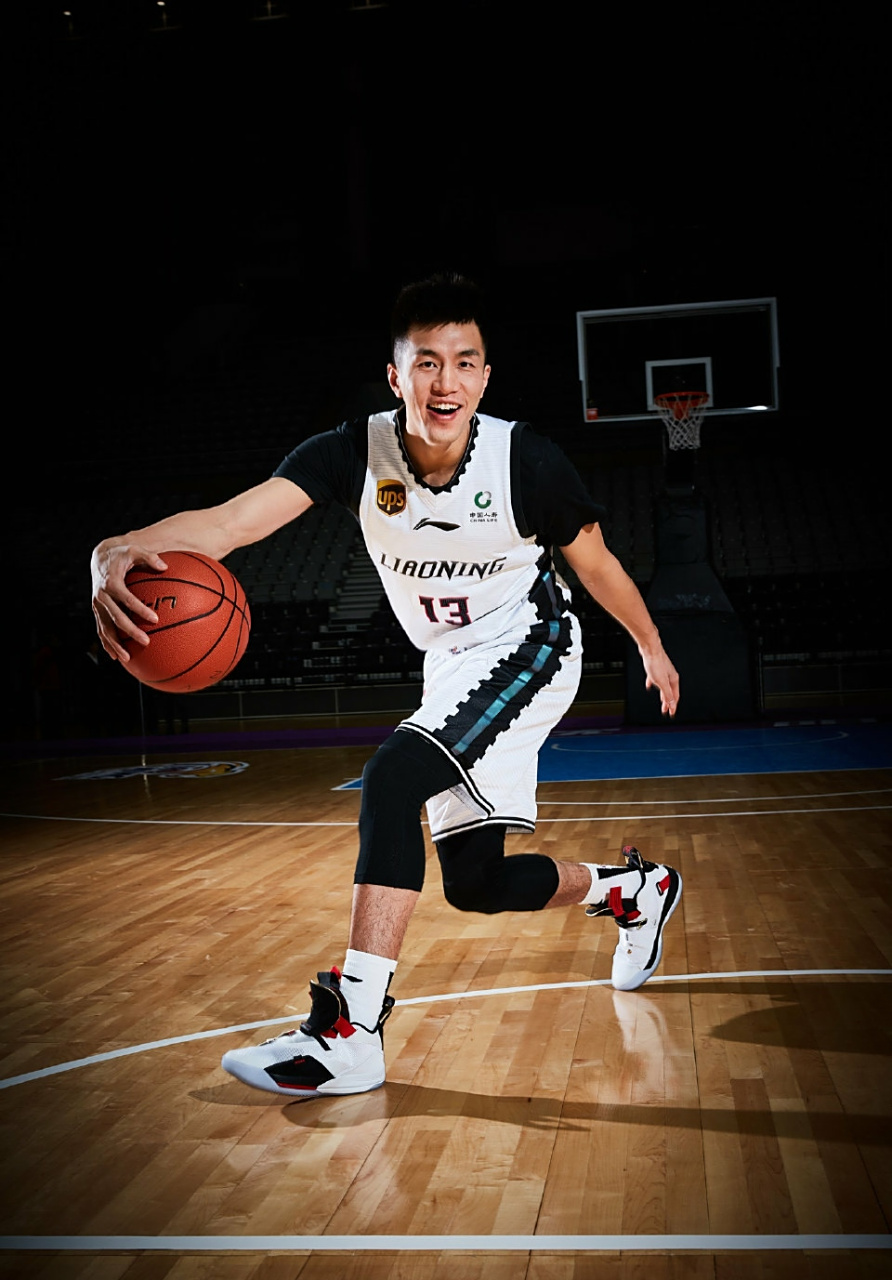 郭艾伦这笑的咋这么开心呢,球场这么笑,对方肯定懵!