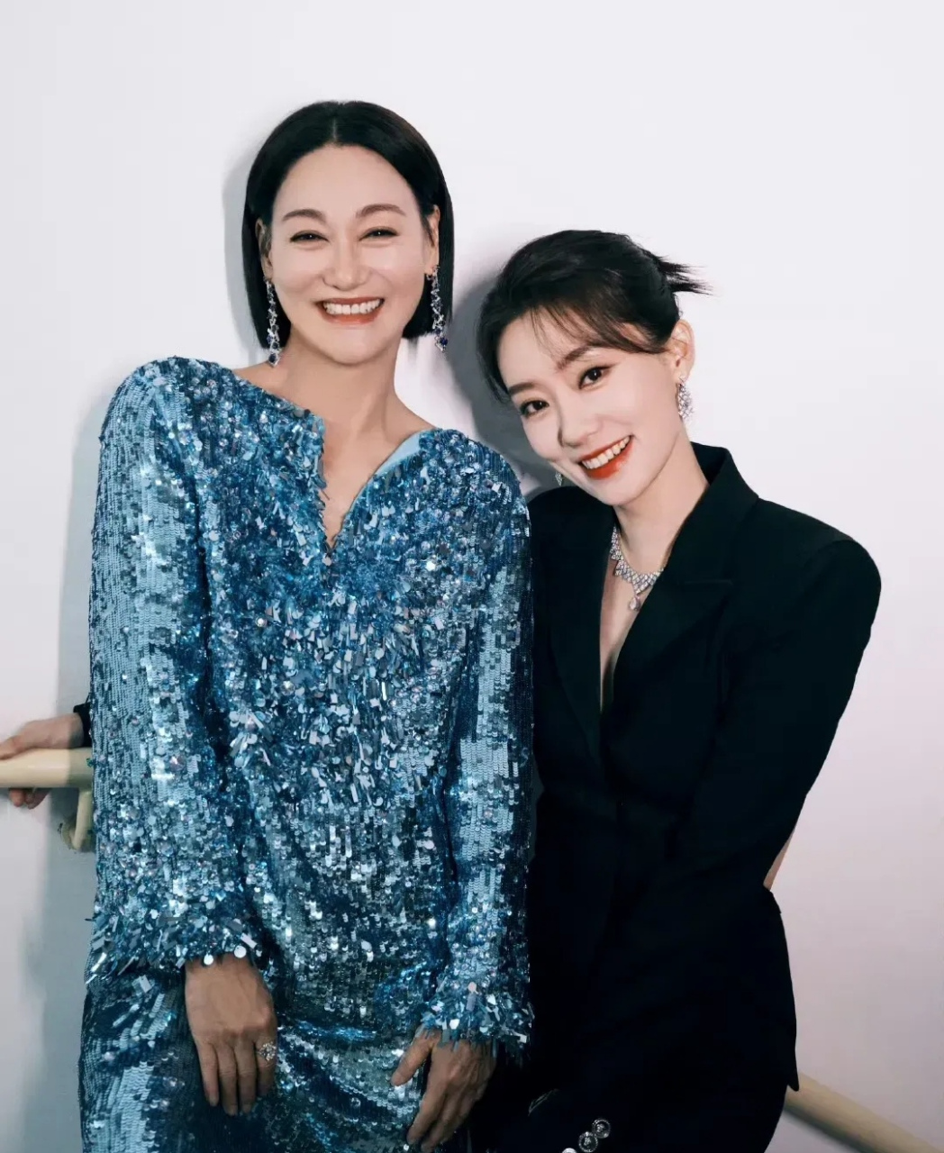 惠英红张小斐又同框了 惠英红穿着一条很高级又闪光的蓝裙 张小斐则穿