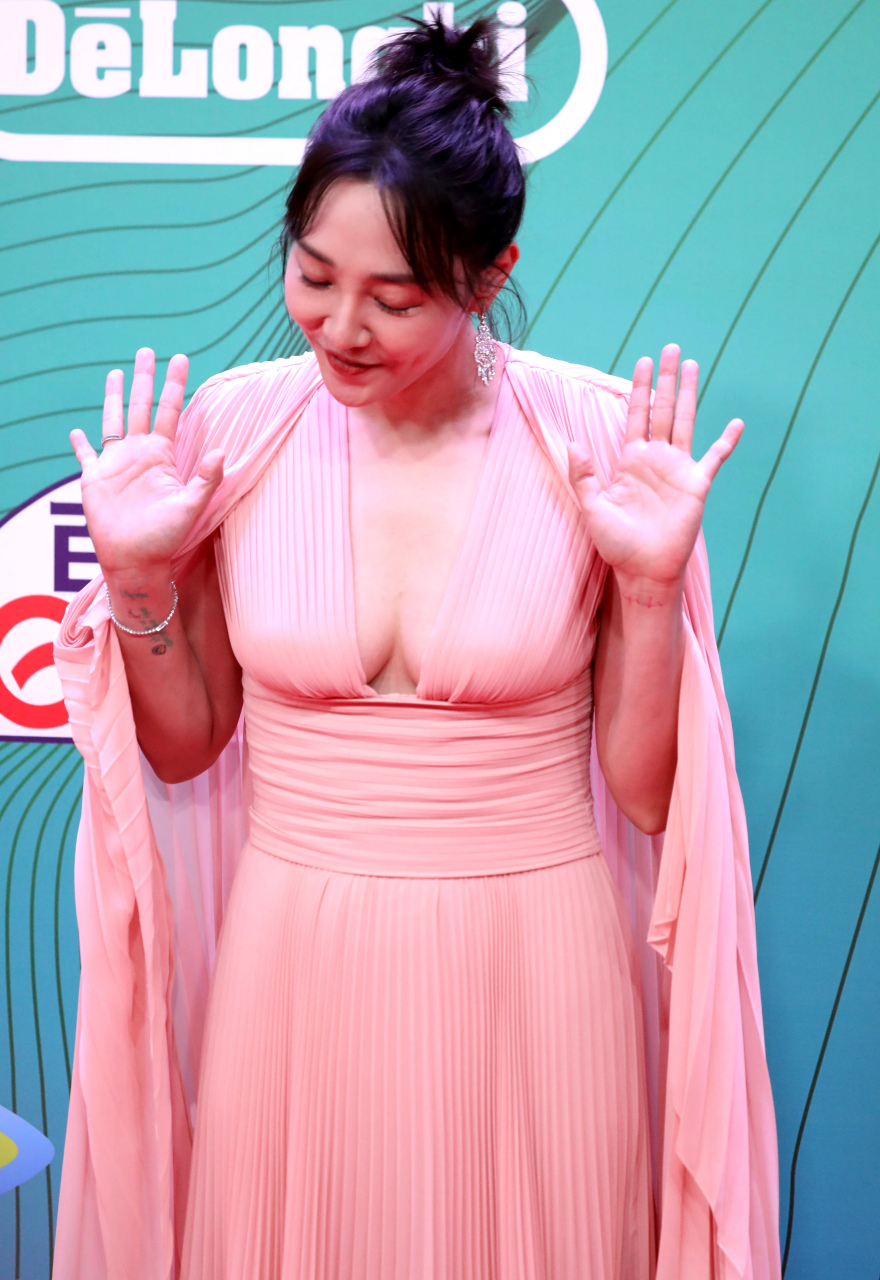 白百何深v[色][色][色],这身材长得有点太好了,应该不是我一个人的