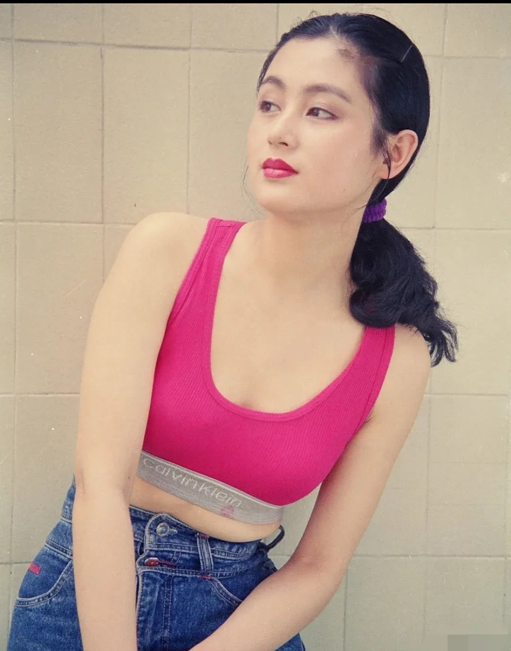 不过,谢大脚年轻时候就很胖,肚子上有明显的赘肉.