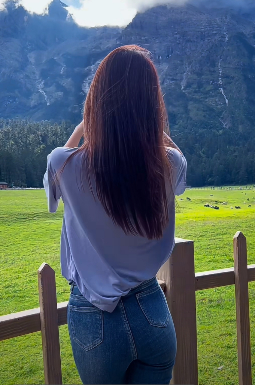 在旅途中发现自然美,大草原的"绿"搭配牛仔裤的"蓝",更能衬托出美女的