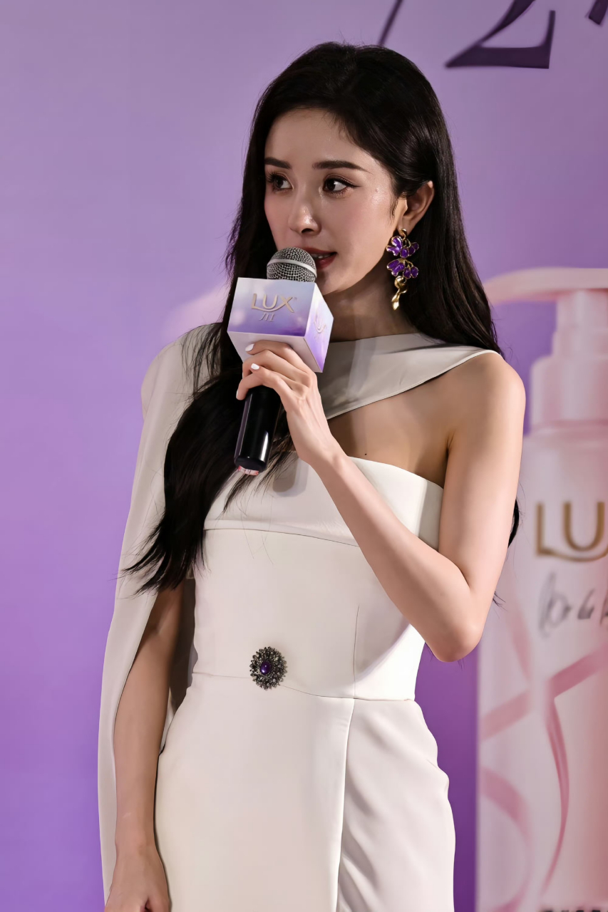 杨幂,今日现身成都某广场出席力士品牌线下活动生图直拍[送花花]这