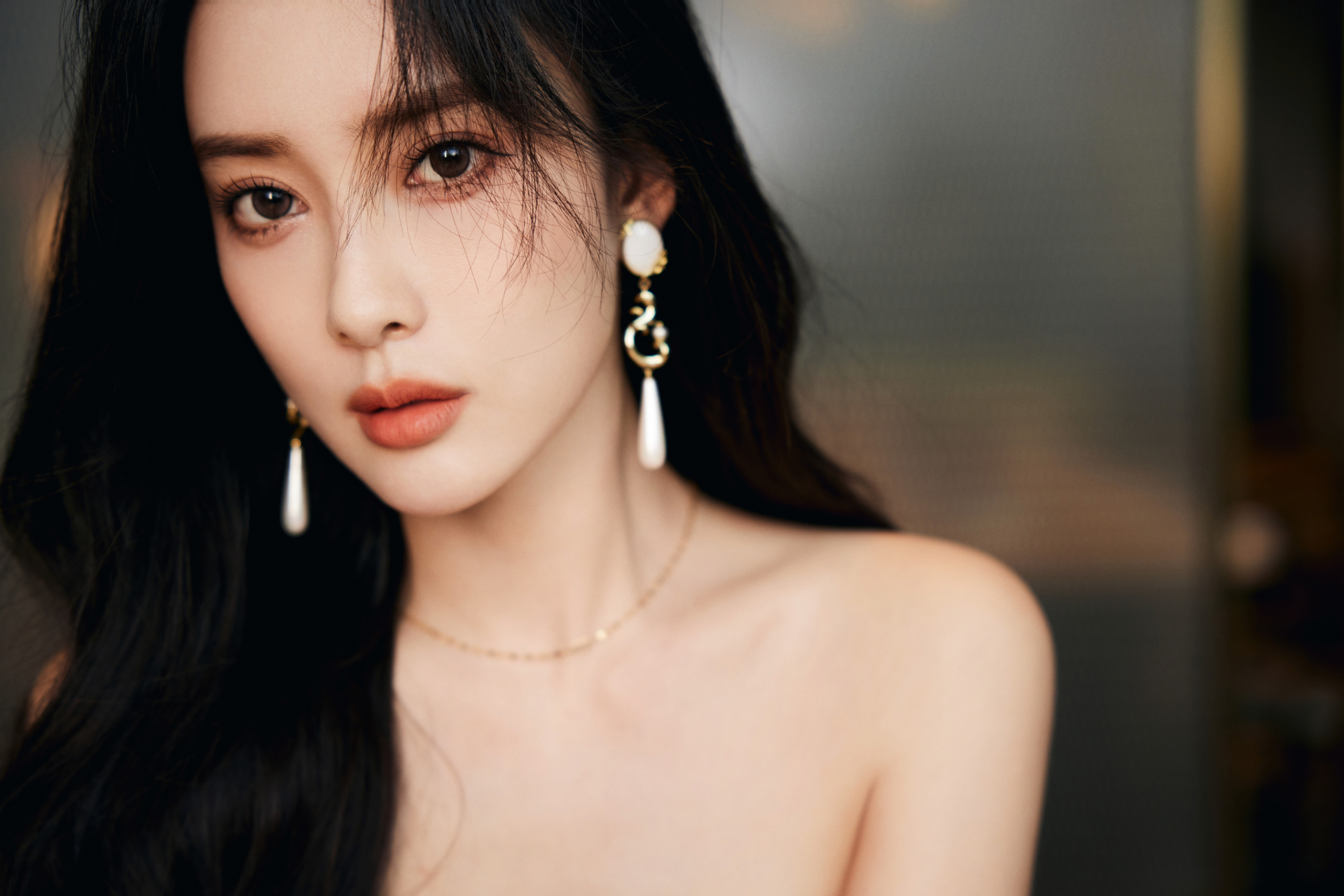 孟子义02┊thewhoo02 优雅矜贵94酷飒神秘 率性美图质感来袭