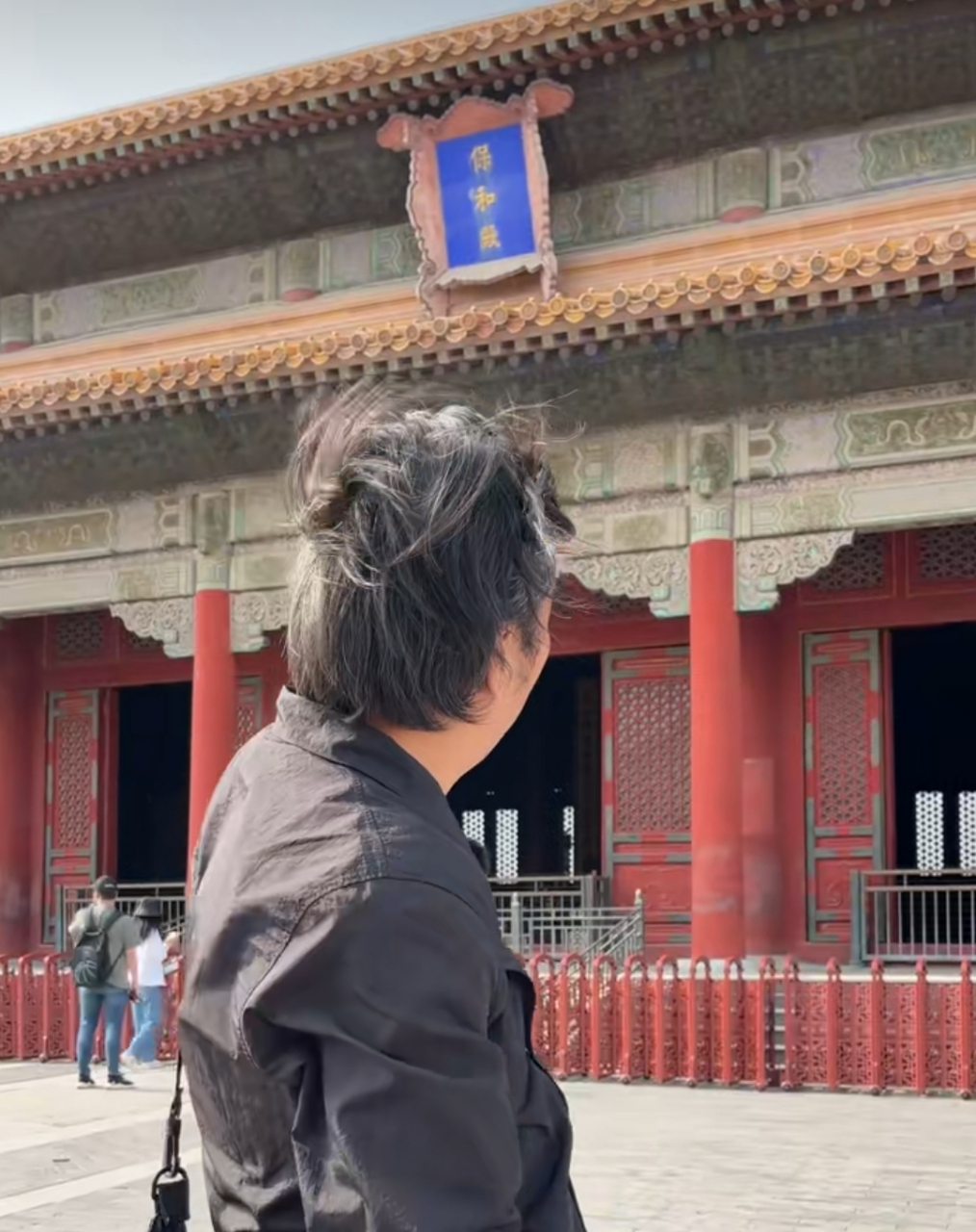 故宫保和殿的牌匾上,居然被人写上了到此一游!这是谁干的[汗]