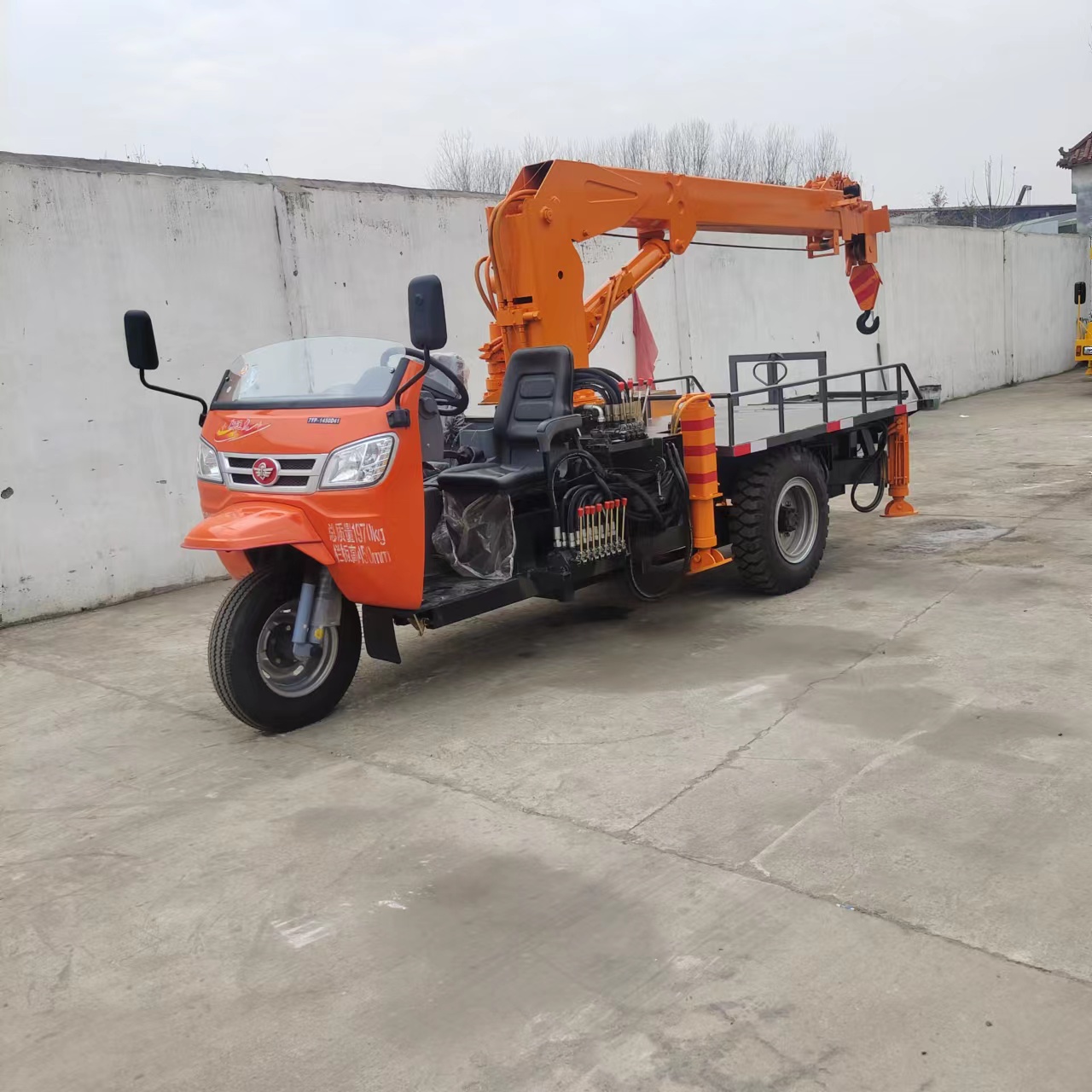 5吨农用三轮吊车 民房筑建吊重五征三马子起重机 三蹦子自备吊