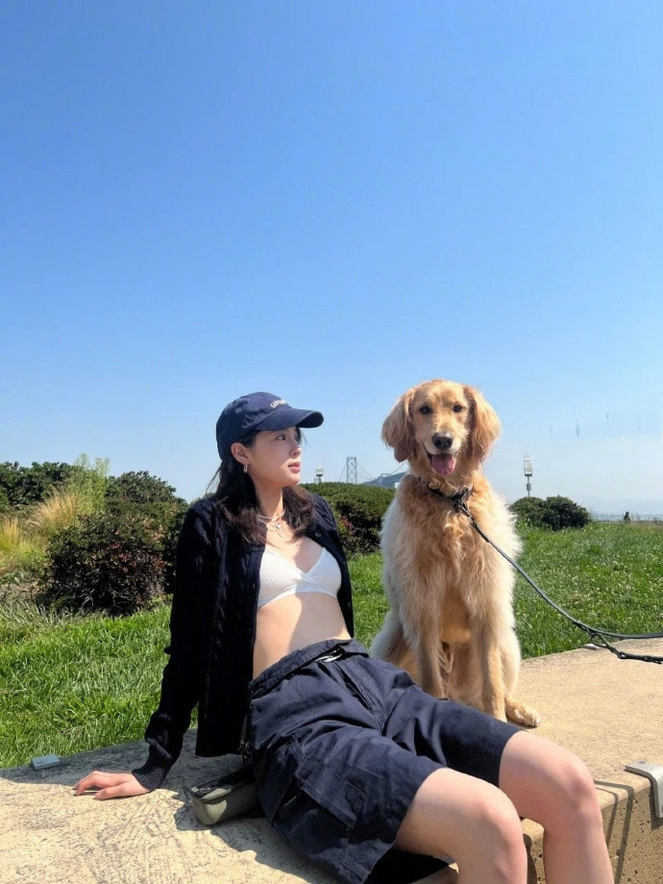 照片中,欧阳娜娜身穿白色吊带比基尼,下身穿了一件黑色工装裤,火辣的