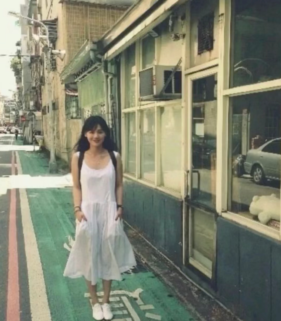 马思纯早期生图,照片中她梳着双马尾,笑起来十分甜美,对比现在可以说