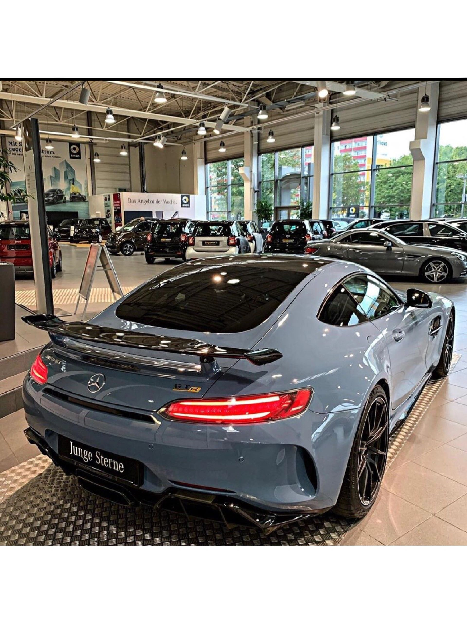 奔驰amg gt-r是奔驰旗下amg高性能部门推出的一款豪华跑车,它的外观