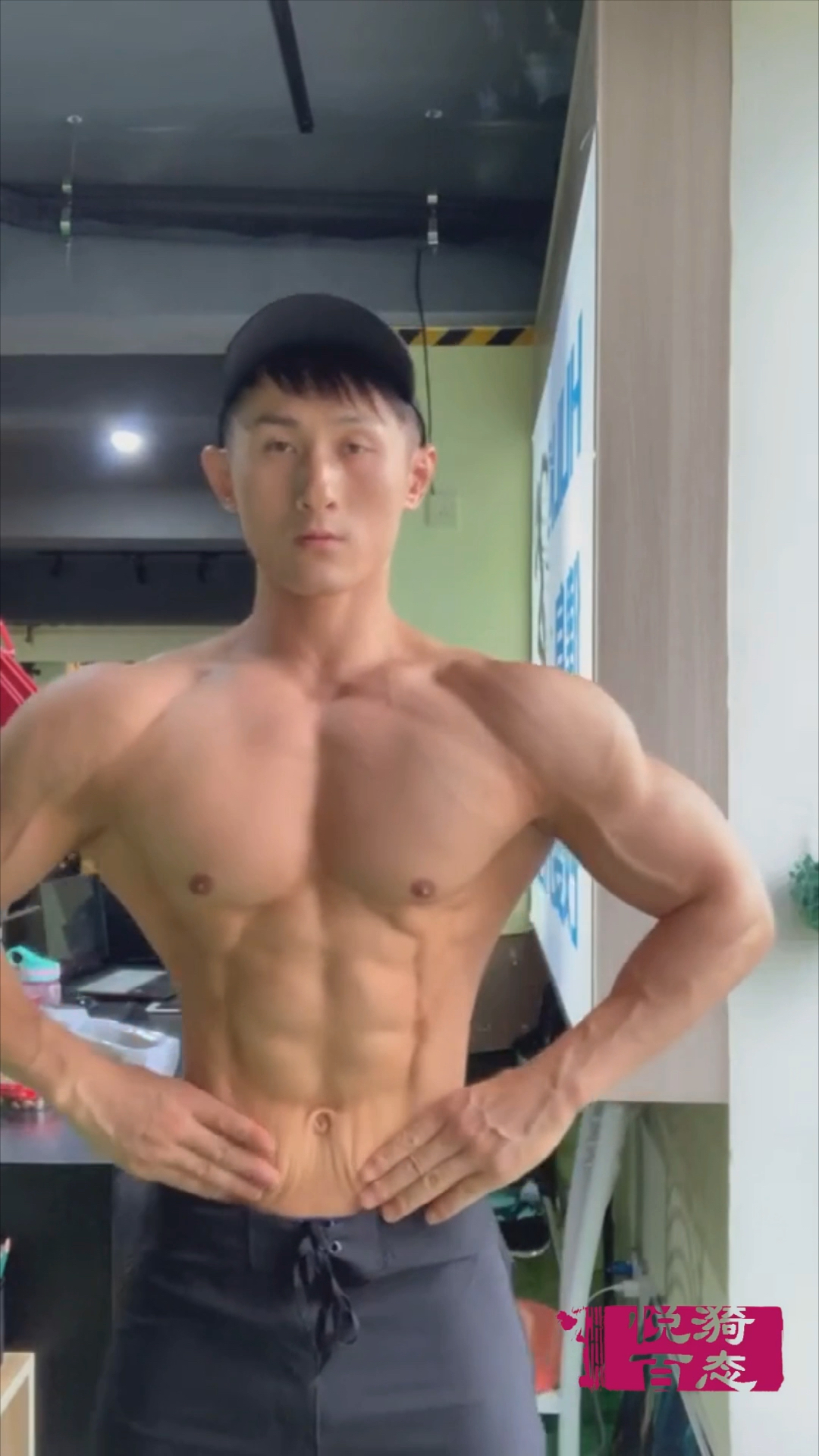 肌肉男的倒三角身材好圈粉,胸肌饱满,腹肌结实,还有健硕的麒麟臂