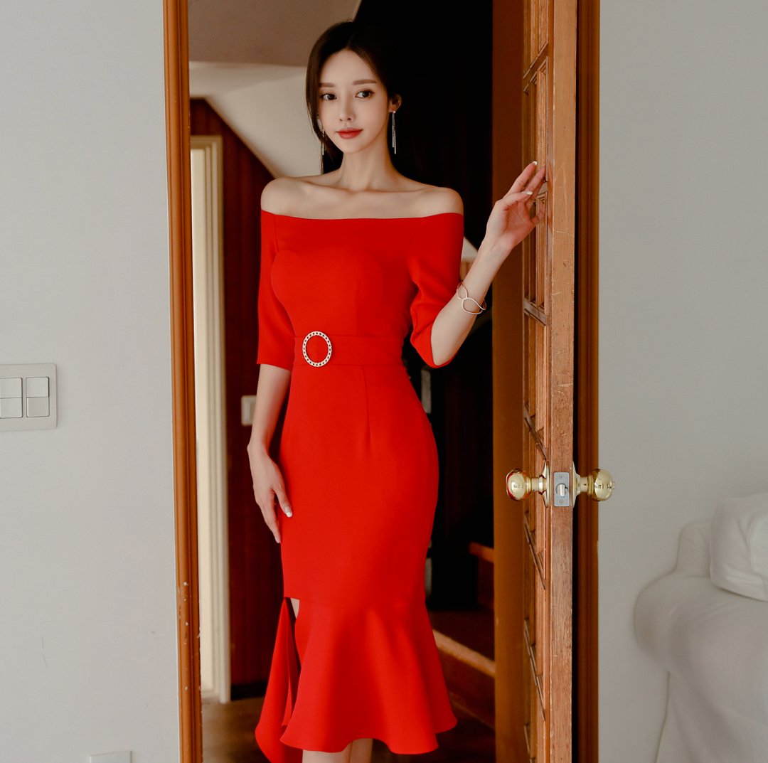 女神孙允珠:牡丹抹胸裙和礼赞鲜红色抹胸裙,两款红裙都很妩媚