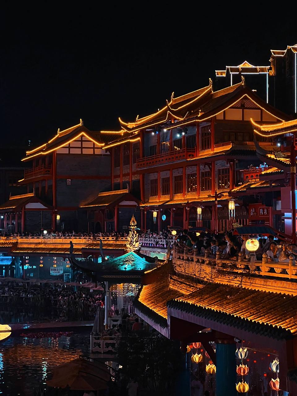 是多少人在等天黑的眉山水街  趁着周末去打卡了眉山水街,  去眉山