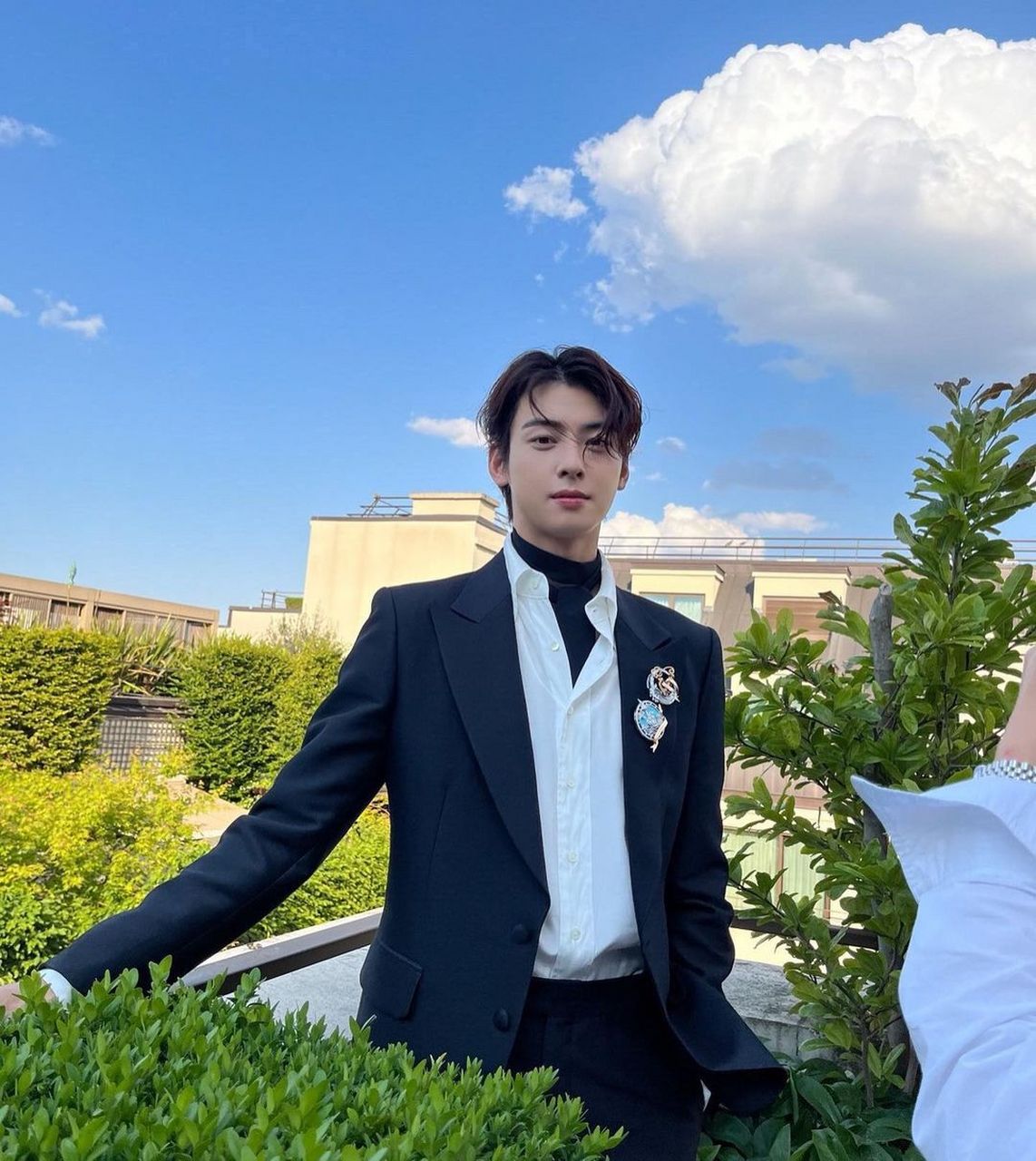 车银优参加chaumet尚美巴黎品牌活动. 一身西装太帅气了.