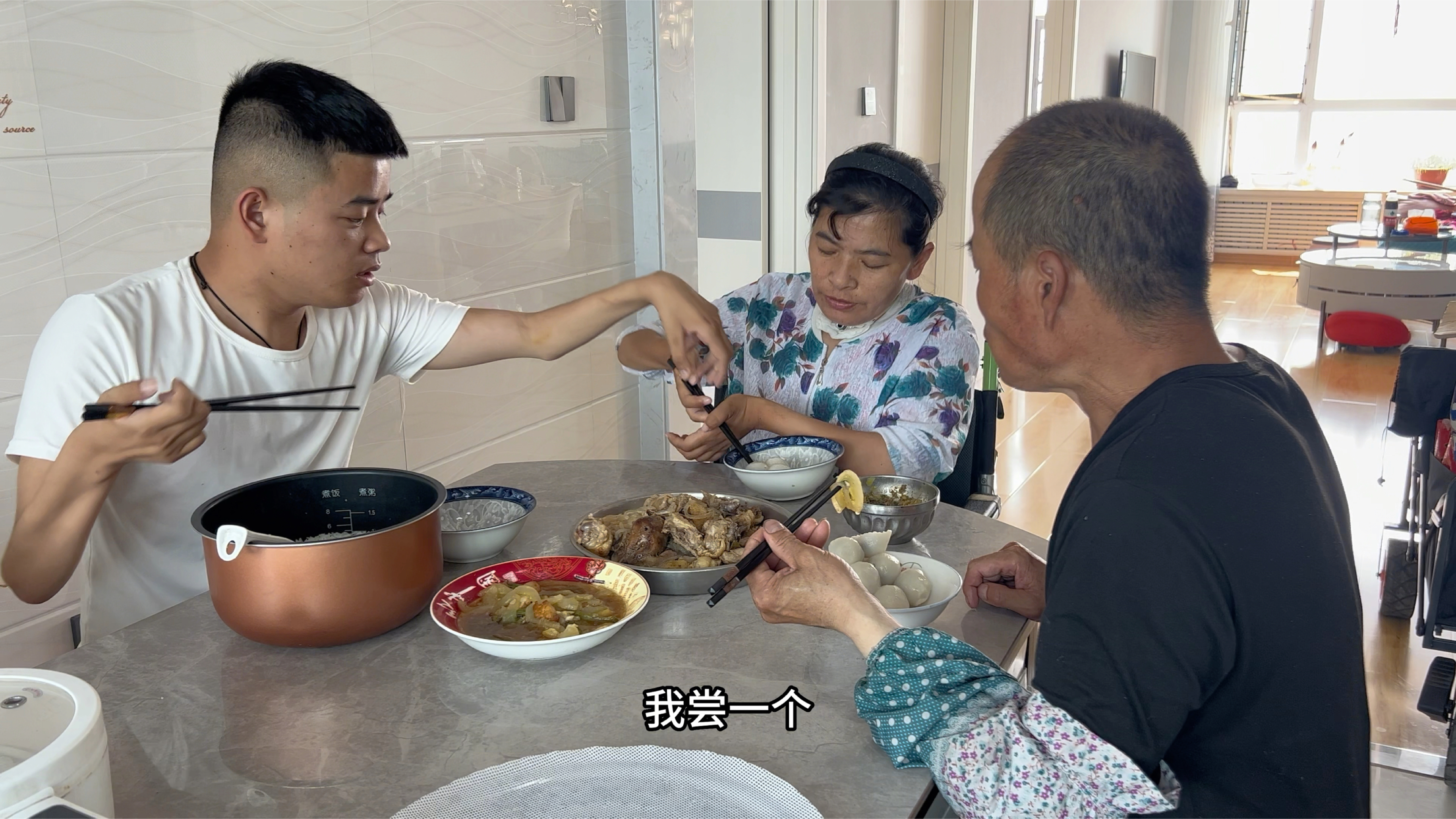 残疾的一家三口,今天改善伙食了,豆包和鸡肉炖粉条,老爸说真香