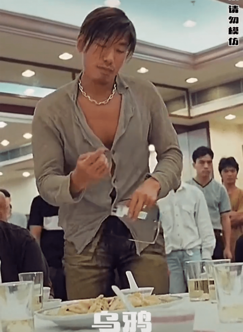 香港演员张耀扬在拍古惑仔3只手遮天时,被导演要求摔关公像.