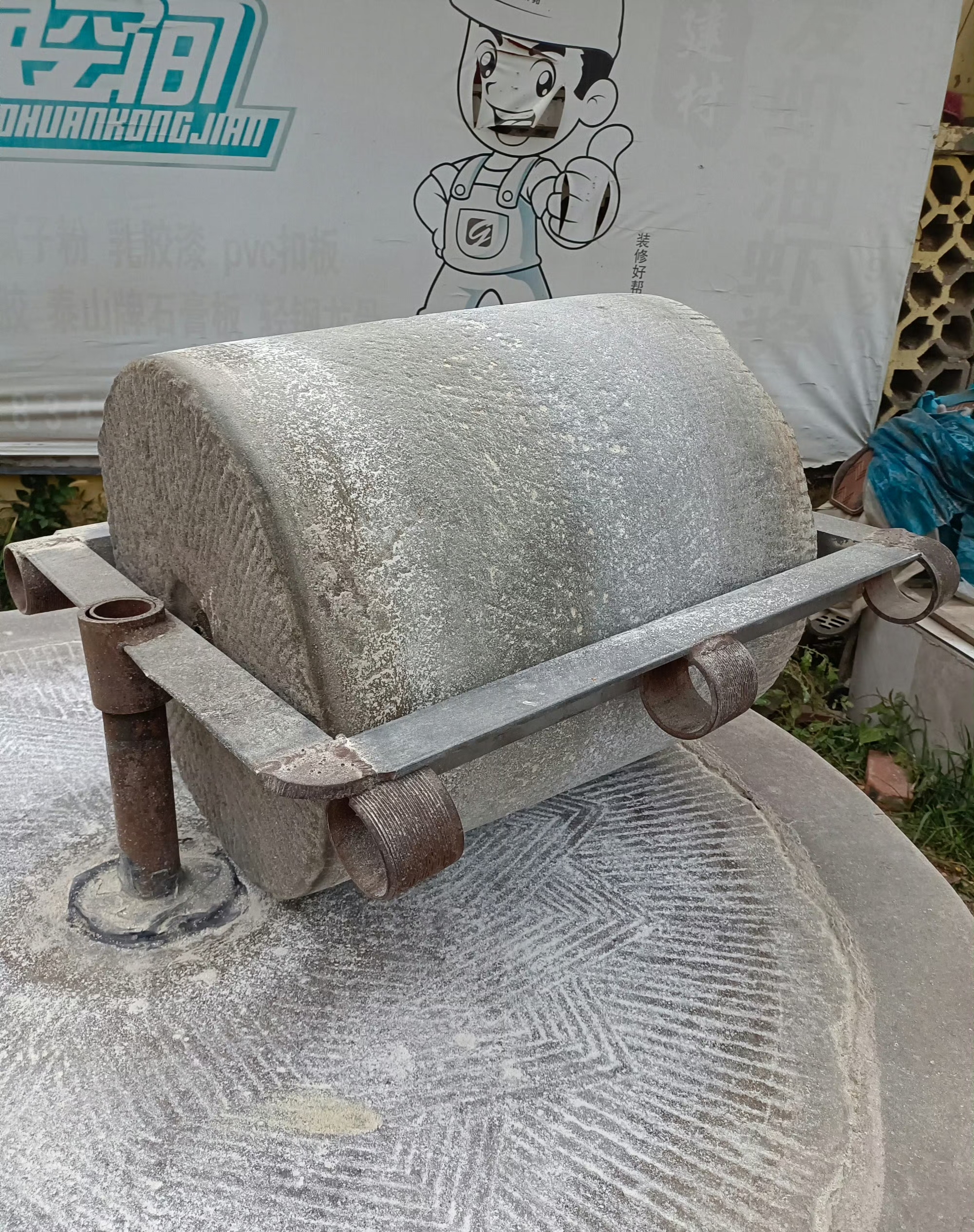 偶遇了一个石碾