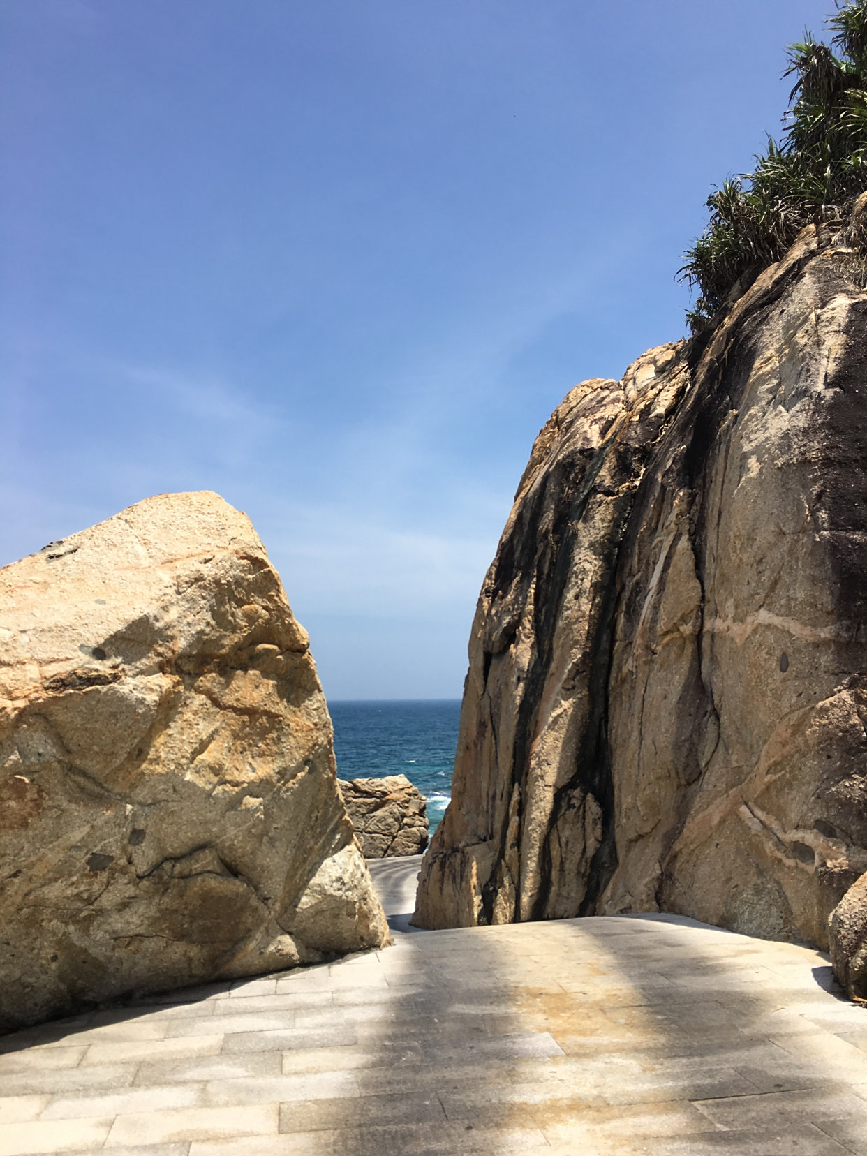 蜈支洲岛,观日岩上凭海临风