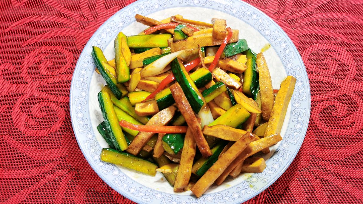 普通的黄瓜搭配豆腐干,就是一道家常菜——黄瓜炒香干