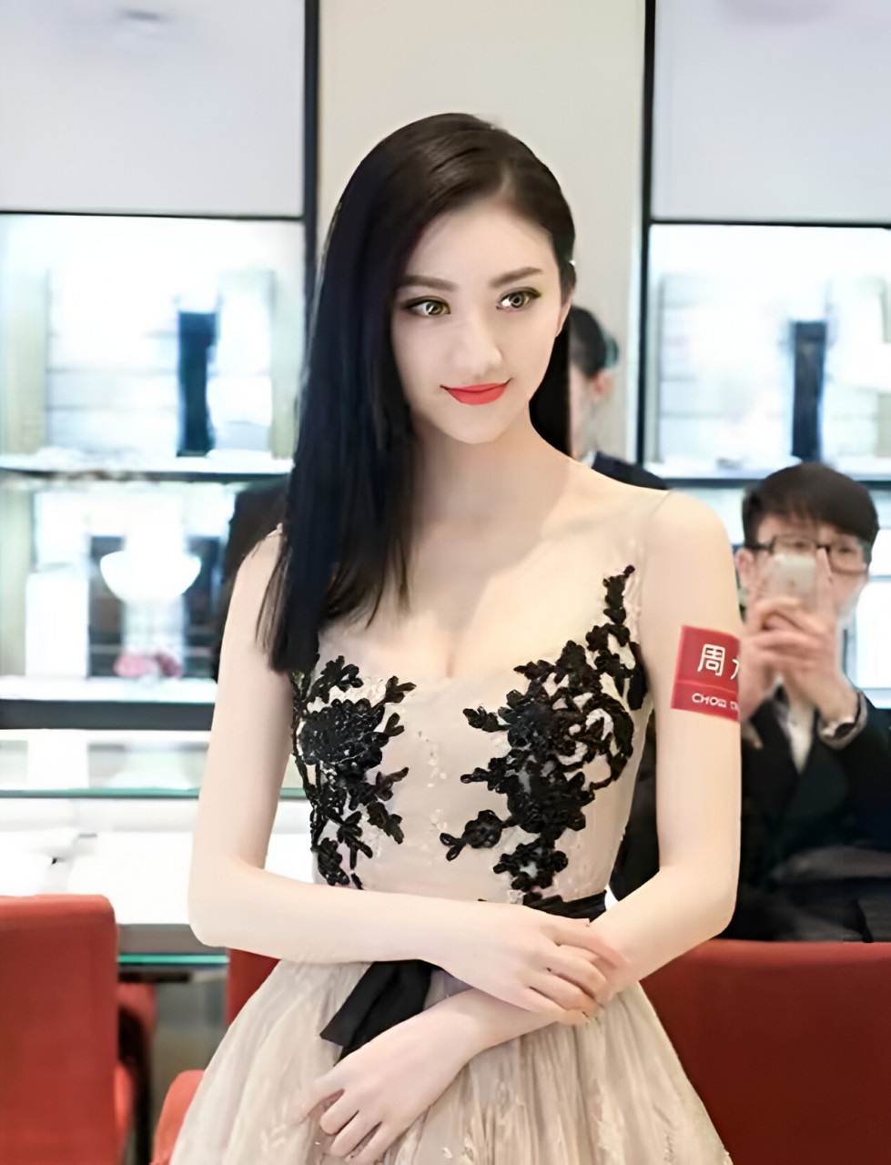 景甜的身材本就非常完美,当她穿上深v吊带裙时,她的气质更显出众.