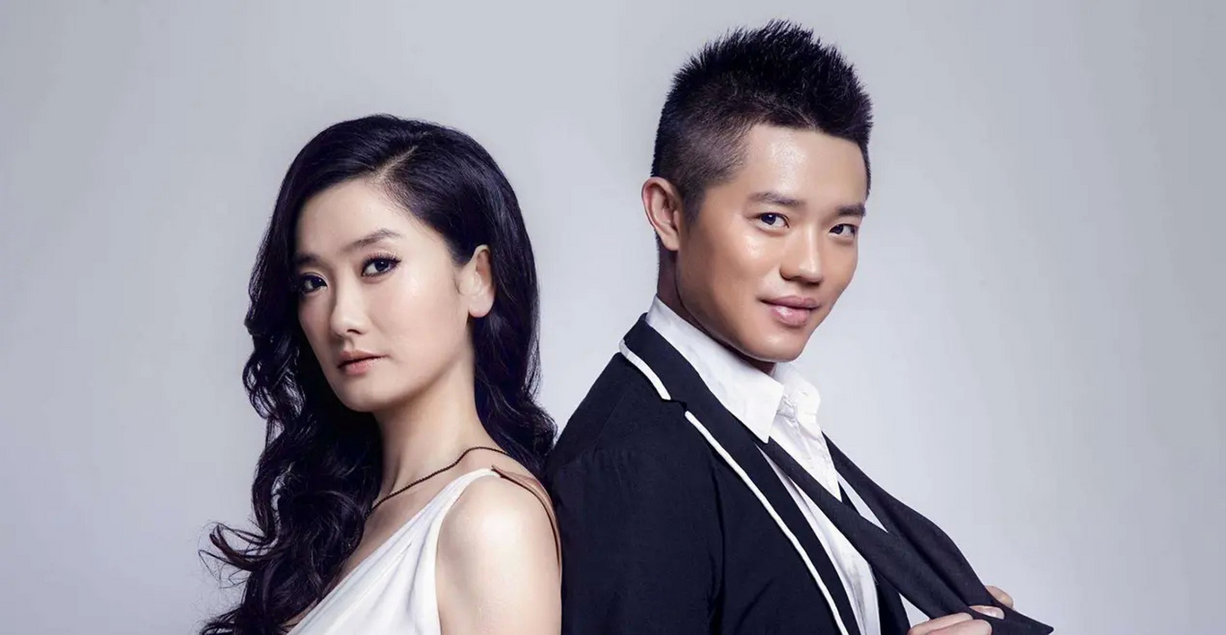 凤凰传奇的玲花在一次采访当中曾说:"2004年,有个老板准备用500万包装