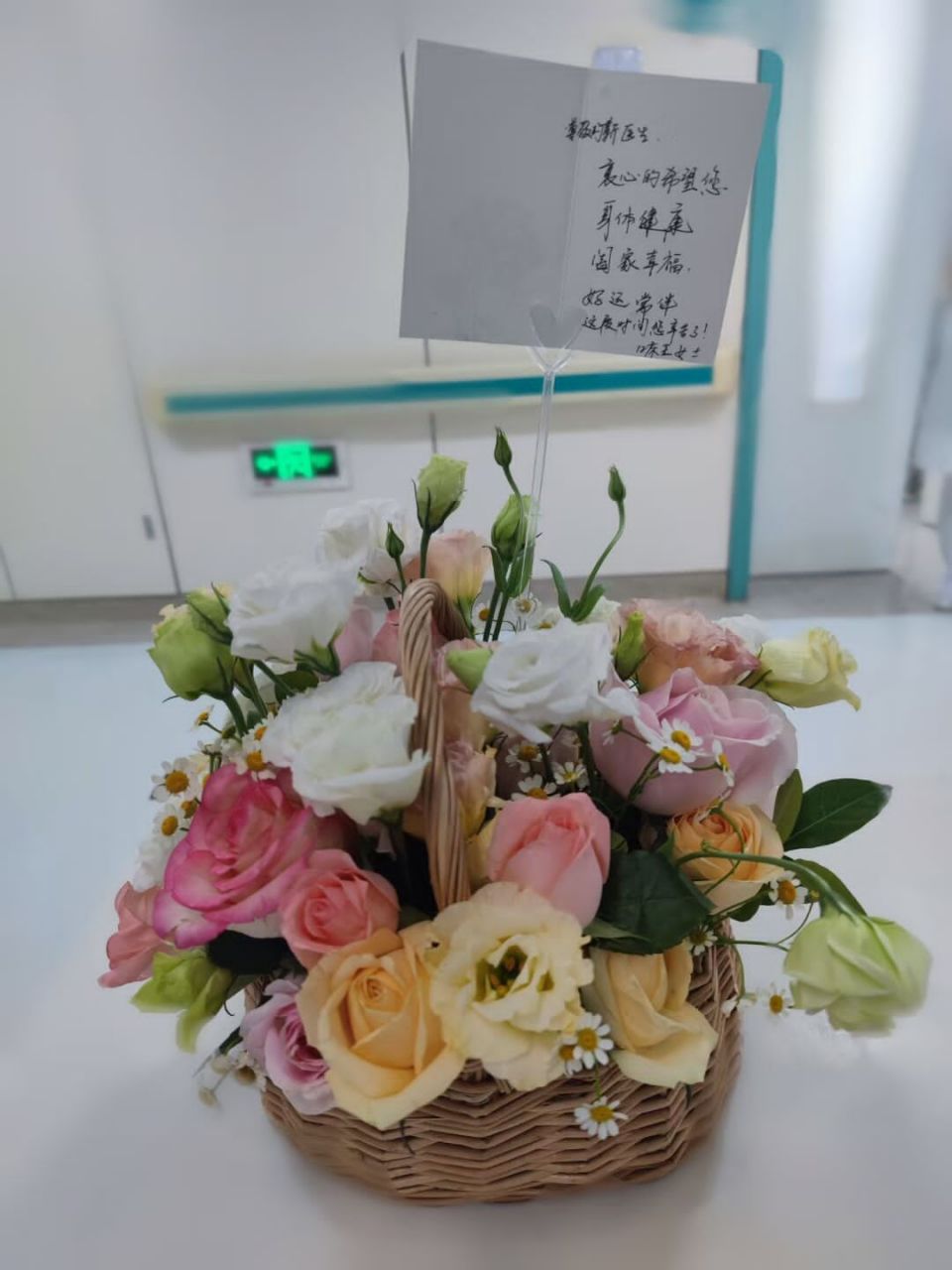 从美国专程回来做乳房肥大下垂矫正的患者昨天出院,留下了美好的祝福.