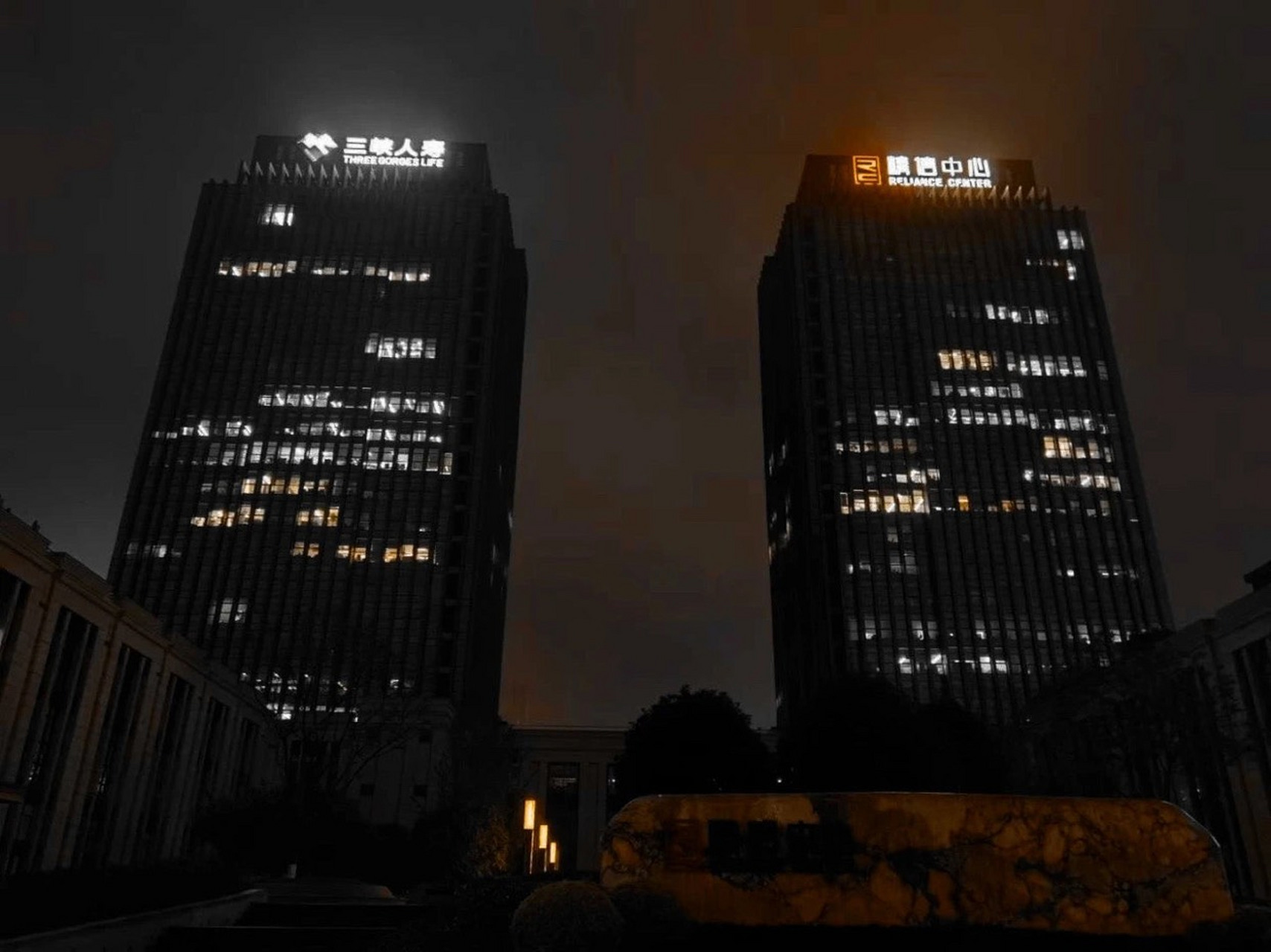 重庆头条#   精信中心可能是重庆最近压力最大的楼,没有之一.