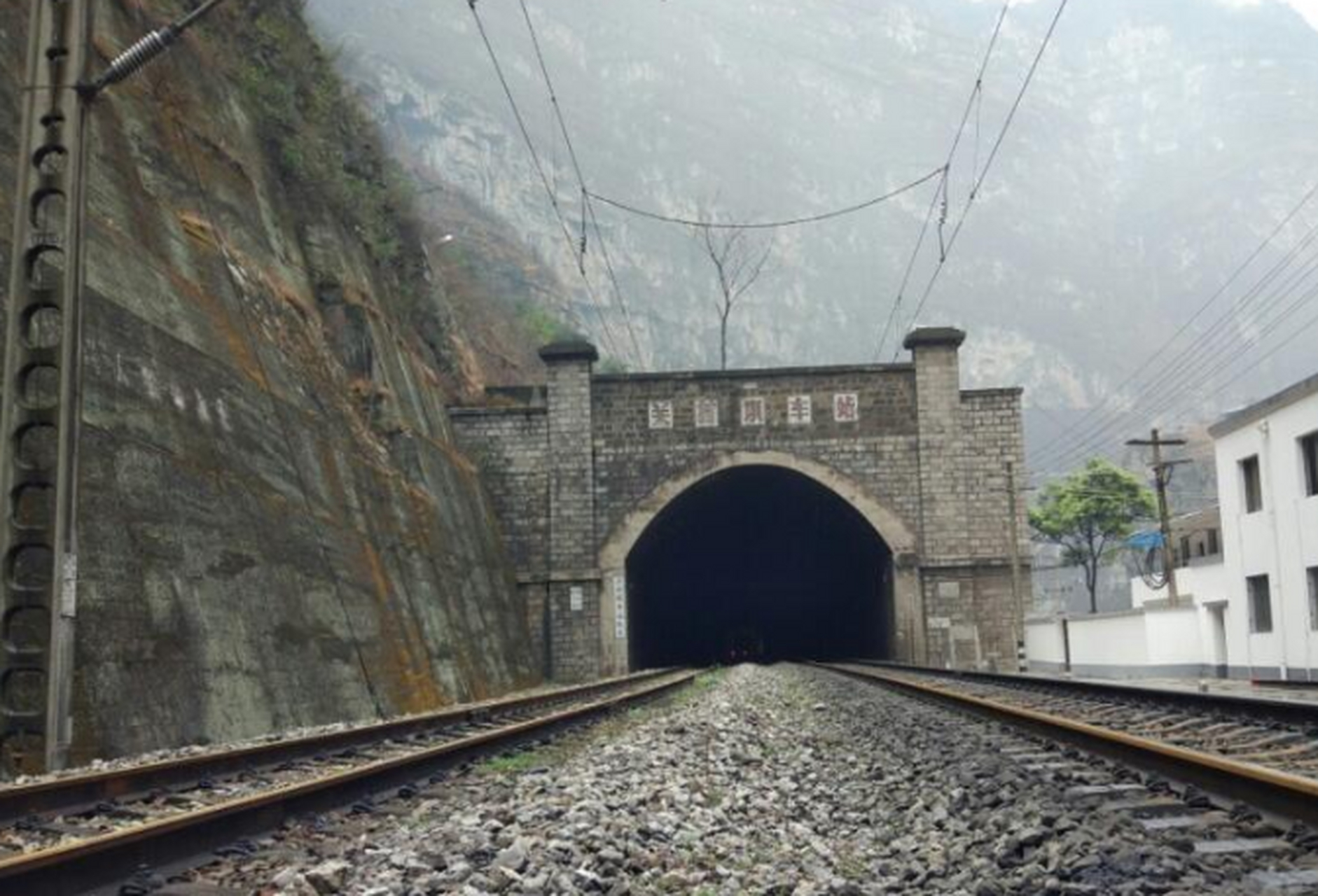 关村坝站是成昆铁路上的一个小站,位于四川省乐山市金口河区.