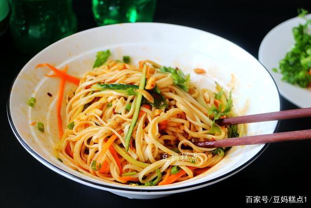 《向往的生活》中,黄磊做的"凉拌面",天热来一碗,真过瘾